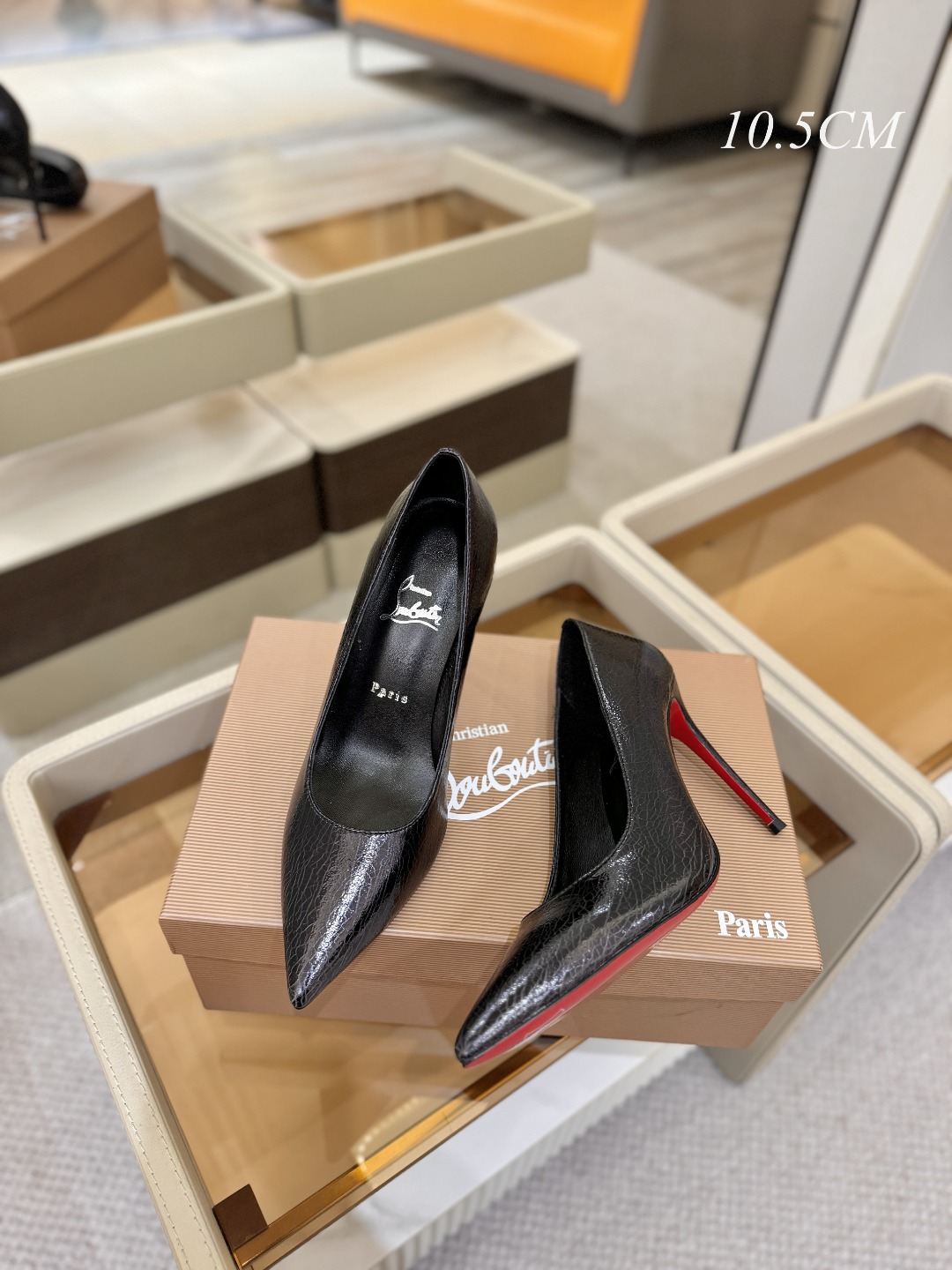 单鞋（经典款）质感立体穿出时尚芭莎的气质优质皮里更加柔软透气，无敌瘦腿，穿上立马拉升腿的长度～涵深刻，洞