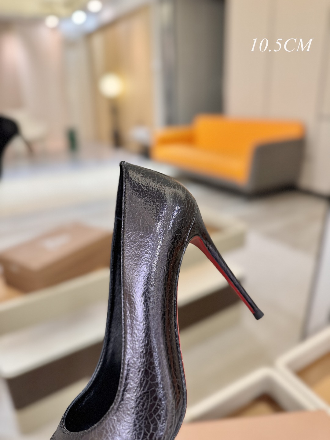 单鞋（经典款）质感立体穿出时尚芭莎的气质优质皮里更加柔软透气，无敌瘦腿，穿上立马拉升腿的长度～涵深刻，洞