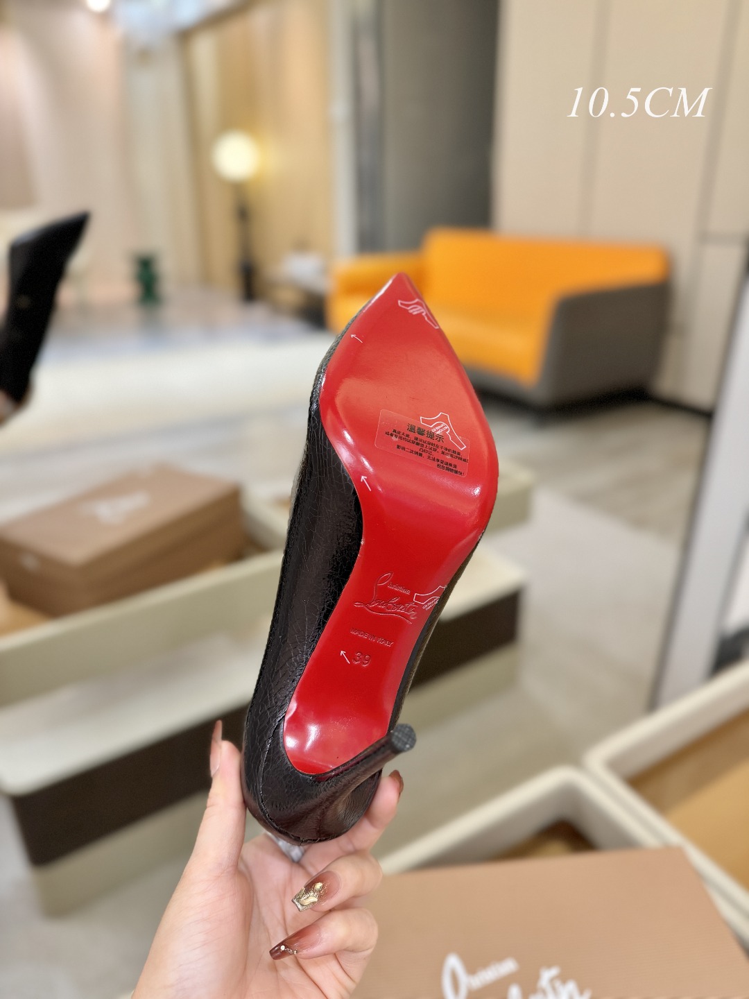 单鞋（经典款）质感立体穿出时尚芭莎的气质优质皮里更加柔软透气，无敌瘦腿，穿上立马拉升腿的长度～涵深刻，洞