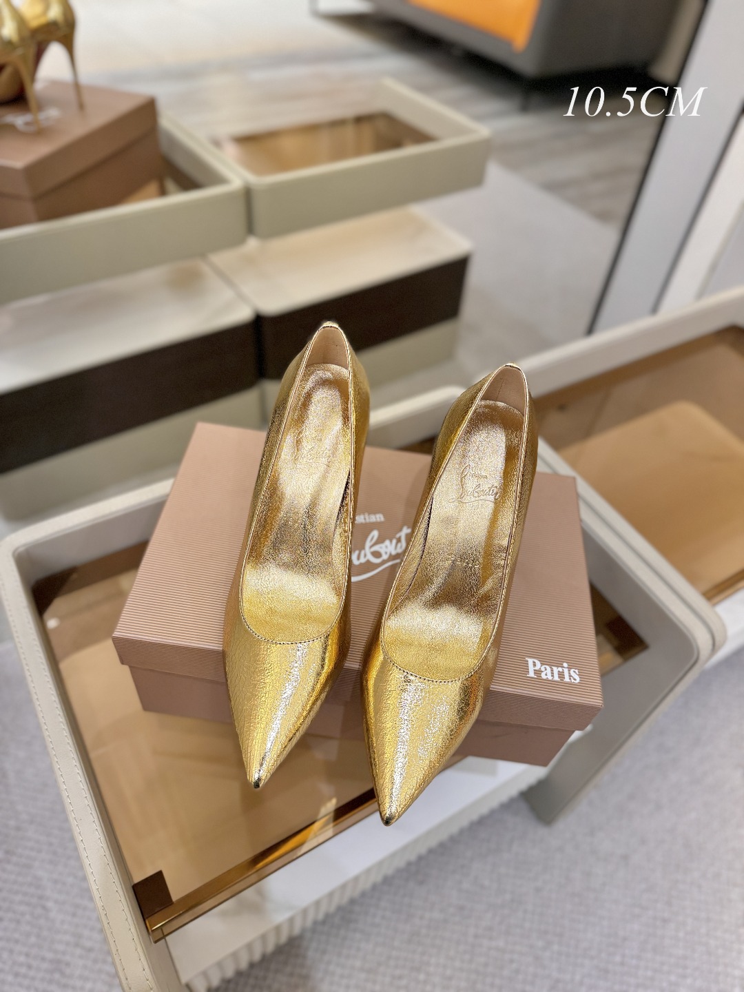 单鞋（经典款）质感立体穿出时尚芭莎的气质优质皮里更加柔软透气，无敌瘦腿，穿上立马拉升腿的长度～涵深刻，洞