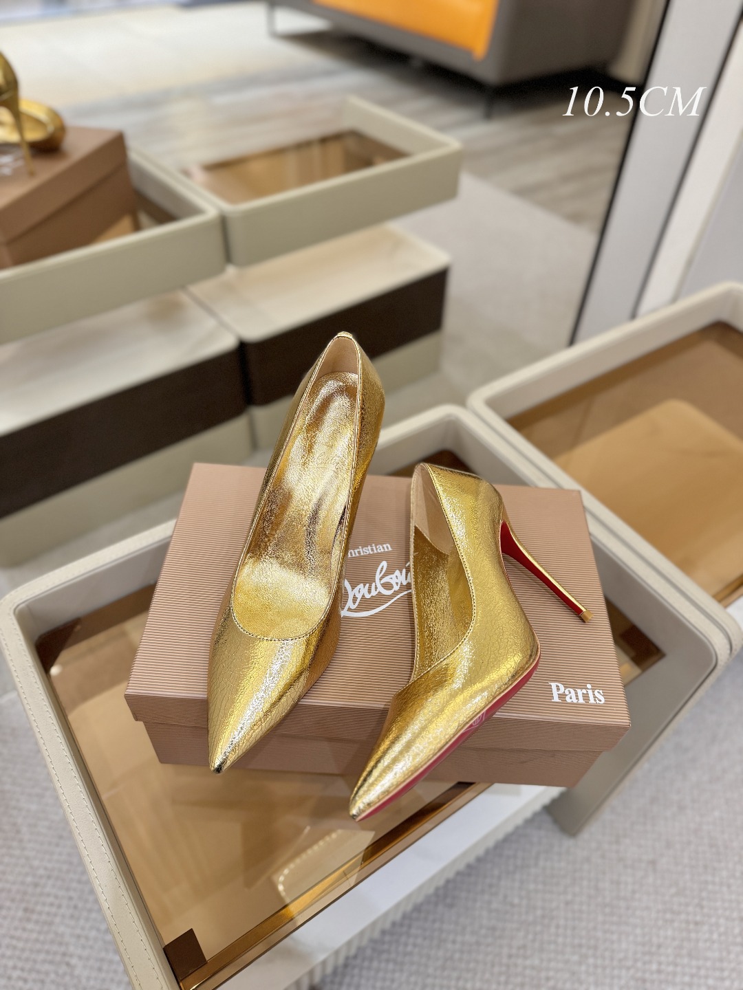 单鞋（经典款）质感立体穿出时尚芭莎的气质优质皮里更加柔软透气，无敌瘦腿，穿上立马拉升腿的长度～涵深刻，洞