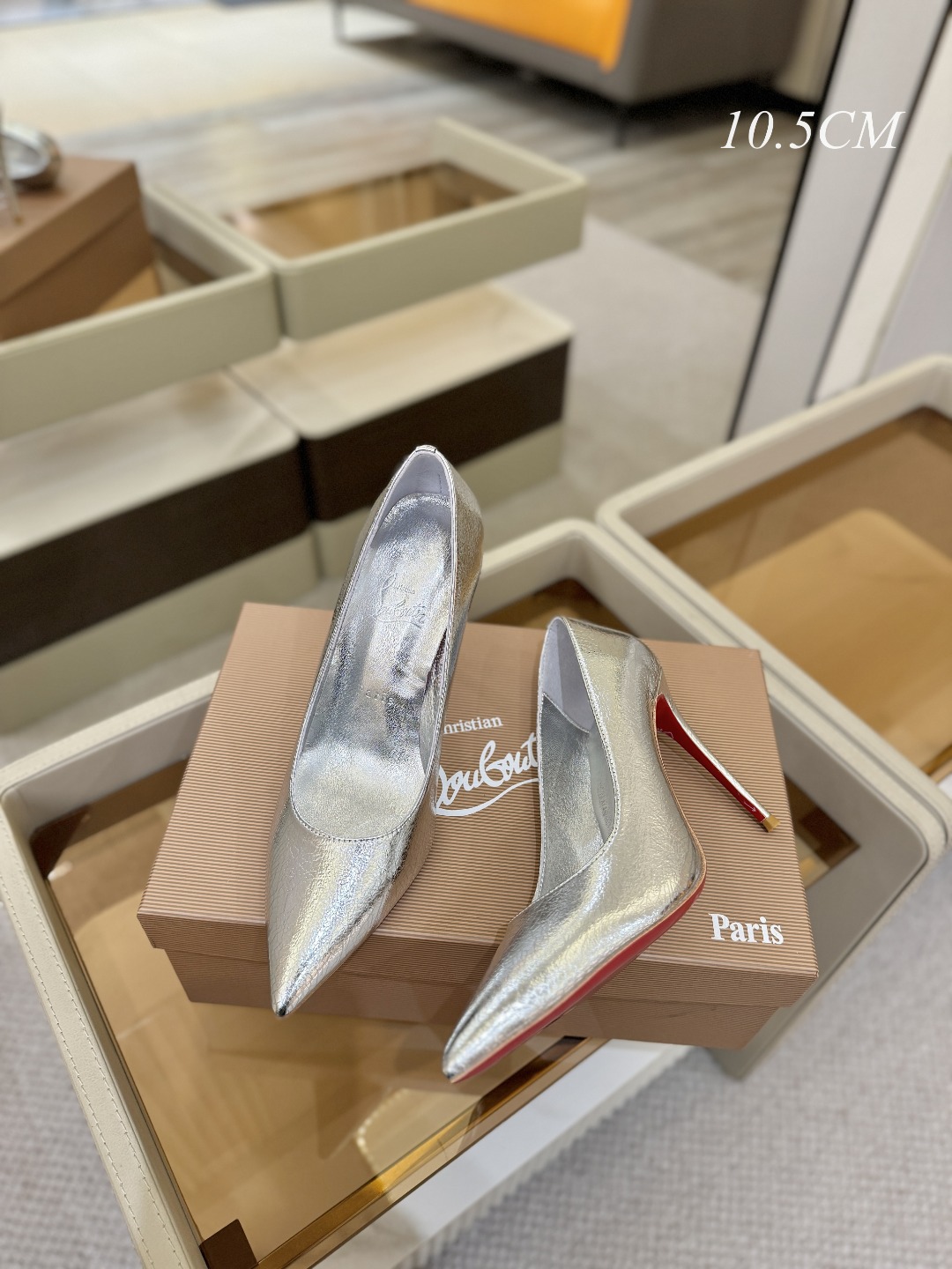 单鞋（经典款）质感立体穿出时尚芭莎的气质优质皮里更加柔软透气，无敌瘦腿，穿上立马拉升腿的长度～涵深刻，洞