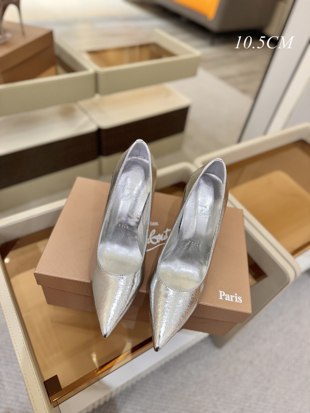 单鞋（经典款）质感立体穿出时尚芭莎的气质优质皮里更加柔软透气，无敌瘦腿，穿上立马拉升腿的长度～涵深刻，洞