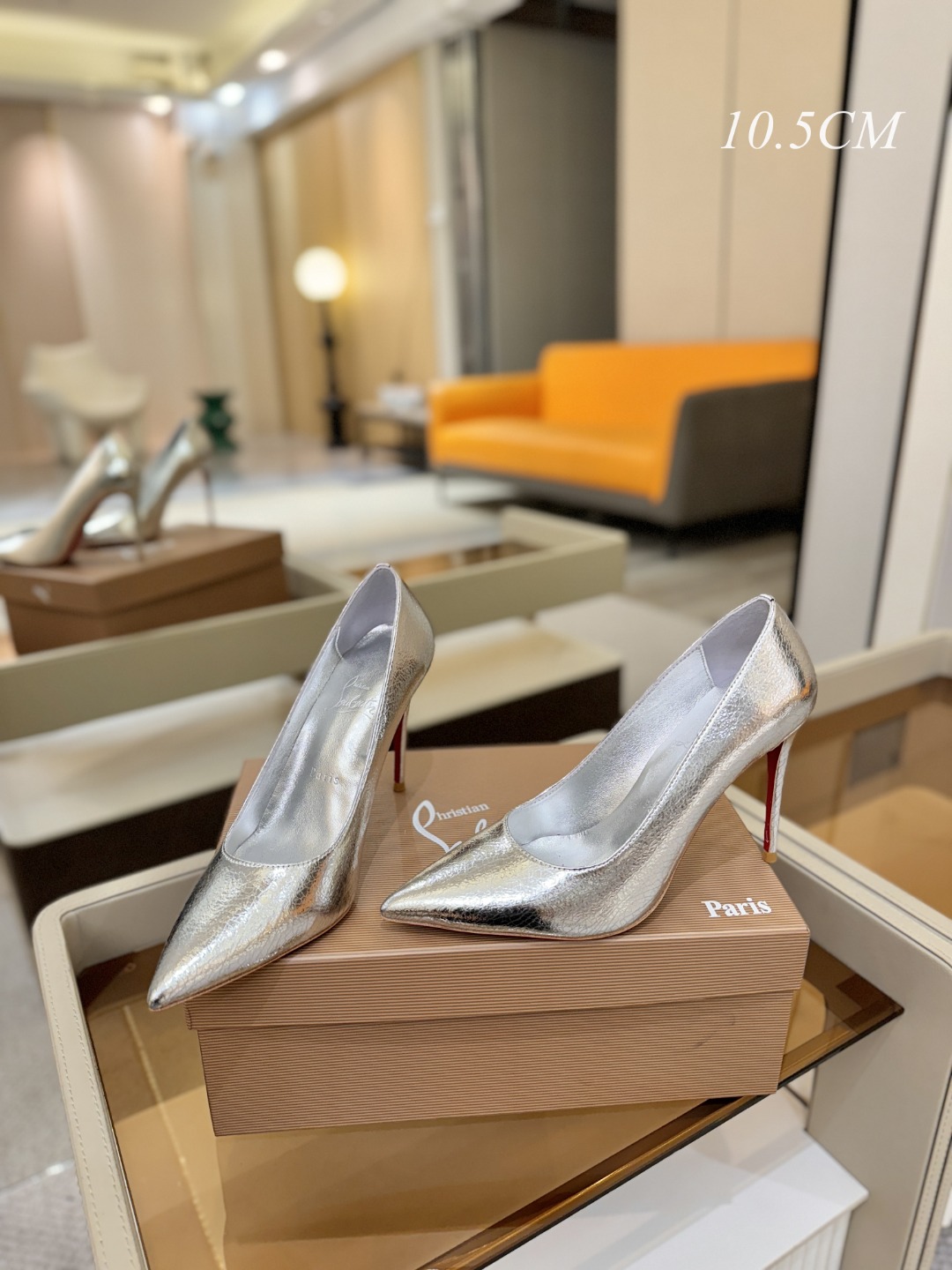 单鞋（经典款）质感立体穿出时尚芭莎的气质优质皮里更加柔软透气，无敌瘦腿，穿上立马拉升腿的长度～涵深刻，洞