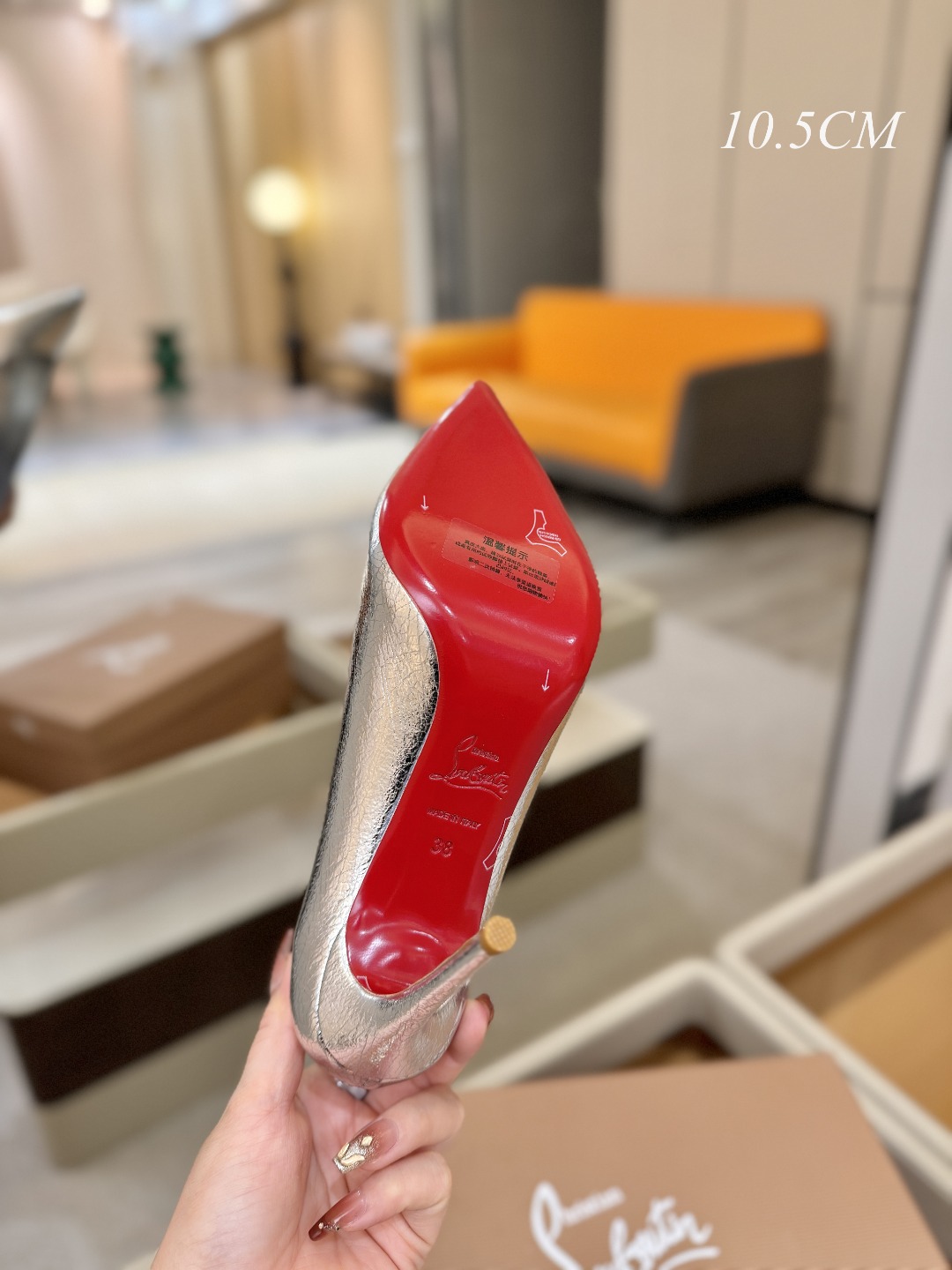 单鞋（经典款）质感立体穿出时尚芭莎的气质优质皮里更加柔软透气，无敌瘦腿，穿上立马拉升腿的长度～涵深刻，洞