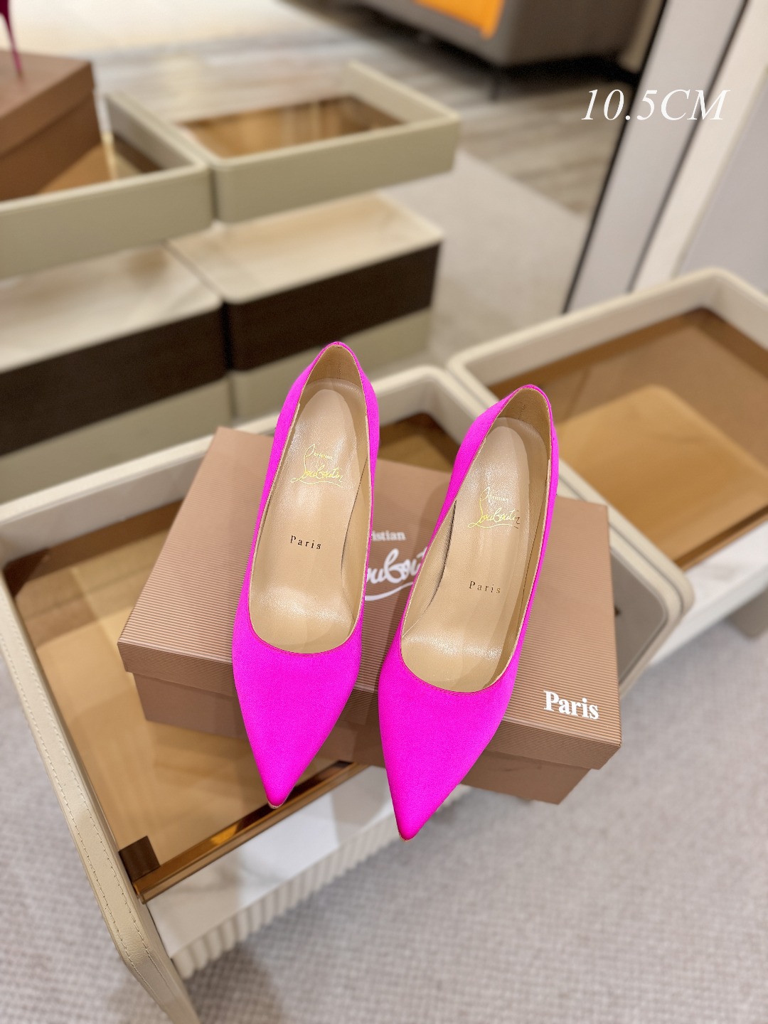 真丝单鞋（经典款）质感立体穿出时尚芭莎的气质优质皮里更加柔软透气，无敌瘦腿，穿上立马拉升腿的长度～涵深刻