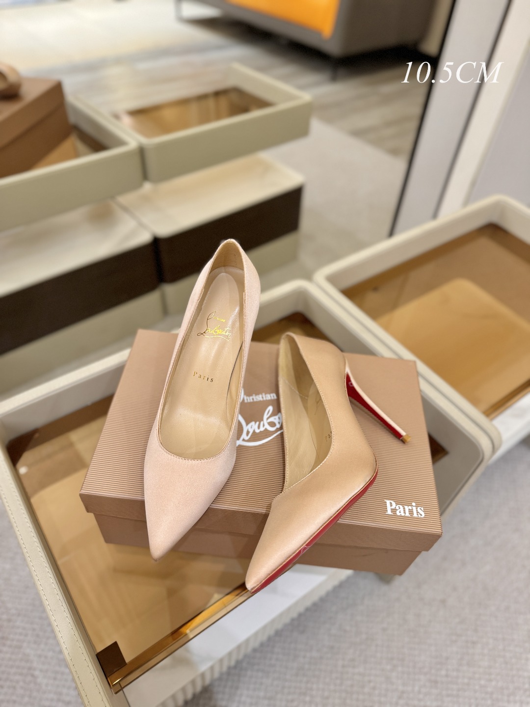 真丝单鞋（经典款）质感立体穿出时尚芭莎的气质优质皮里更加柔软透气，无敌瘦腿，穿上立马拉升腿的长度～涵深刻