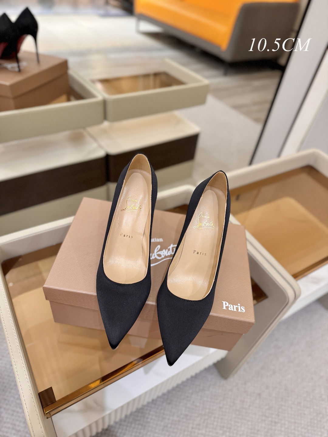 真丝单鞋（经典款）质感立体穿出时尚芭莎的气质优质皮里更加柔软透气，无敌瘦腿，穿上立马拉升腿的长度～涵深刻