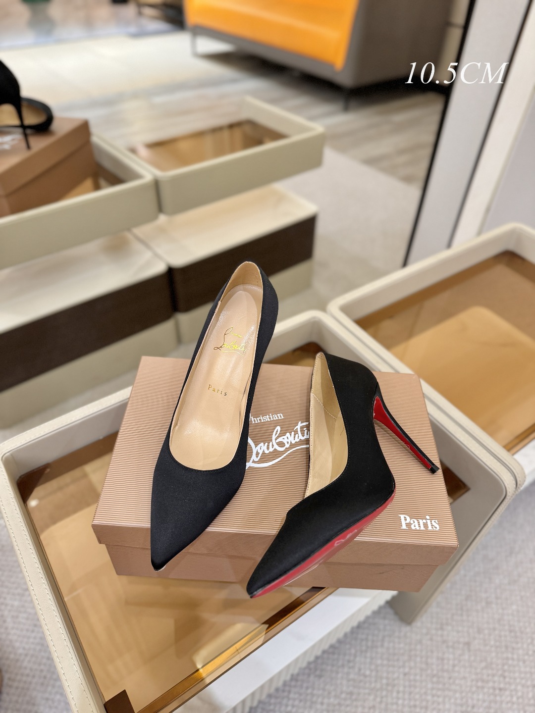 真丝单鞋（经典款）质感立体穿出时尚芭莎的气质优质皮里更加柔软透气，无敌瘦腿，穿上立马拉升腿的长度～涵深刻