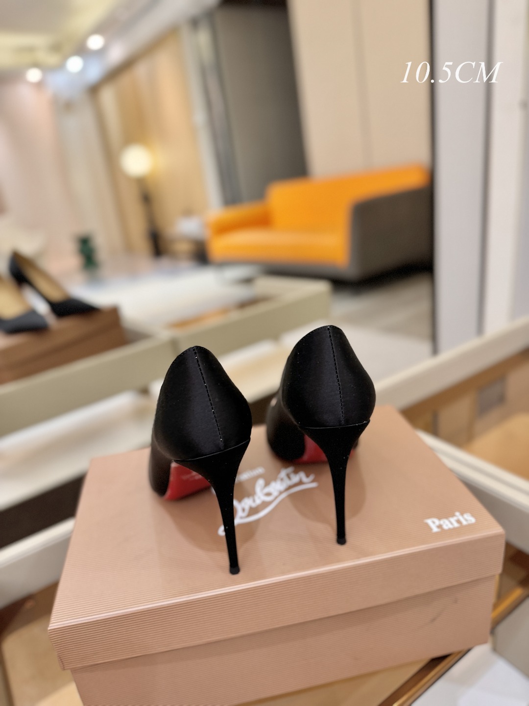 真丝单鞋（经典款）质感立体穿出时尚芭莎的气质优质皮里更加柔软透气，无敌瘦腿，穿上立马拉升腿的长度～涵深刻