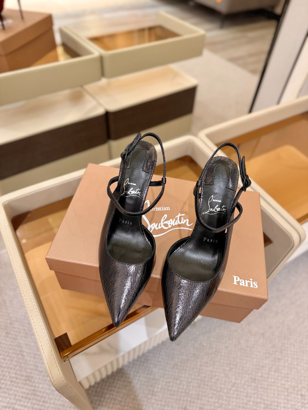 （经典款）质感立体穿出时尚芭莎的气质优质皮里更加柔软透气，无敌瘦腿，穿上立马拉升腿的长度～涵深刻，洞察犀