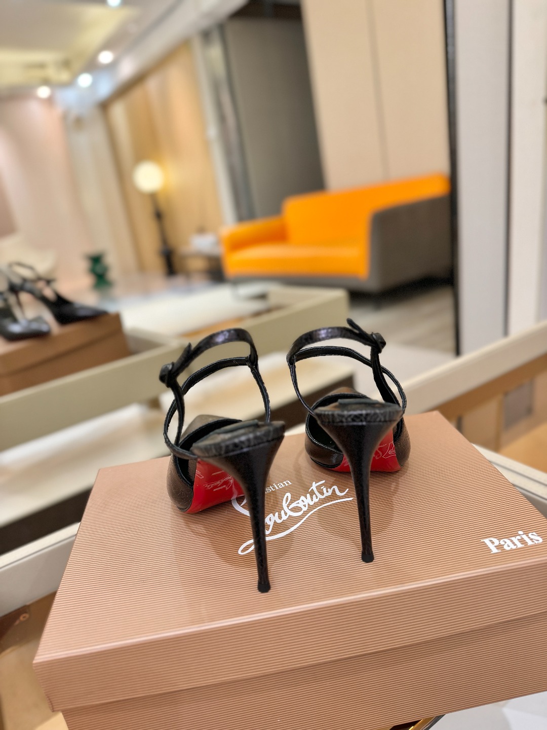 （经典款）质感立体穿出时尚芭莎的气质优质皮里更加柔软透气，无敌瘦腿，穿上立马拉升腿的长度～涵深刻，洞察犀