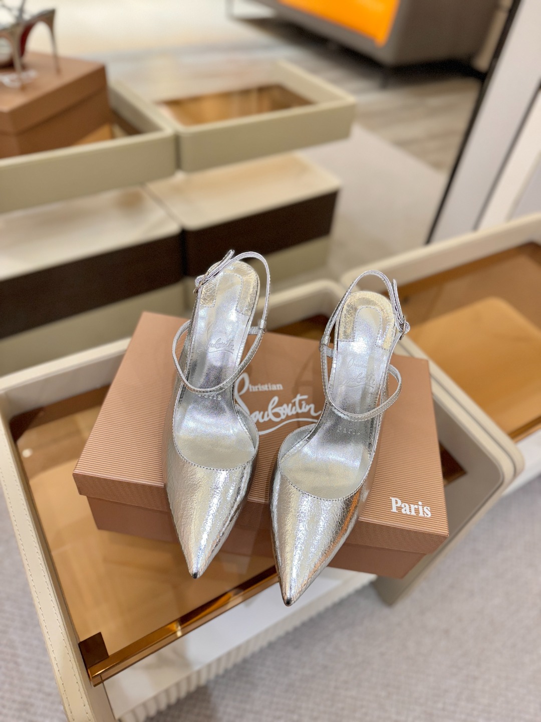 （经典款）质感立体穿出时尚芭莎的气质优质皮里更加柔软透气，无敌瘦腿，穿上立马拉升腿的长度～涵深刻，洞察犀