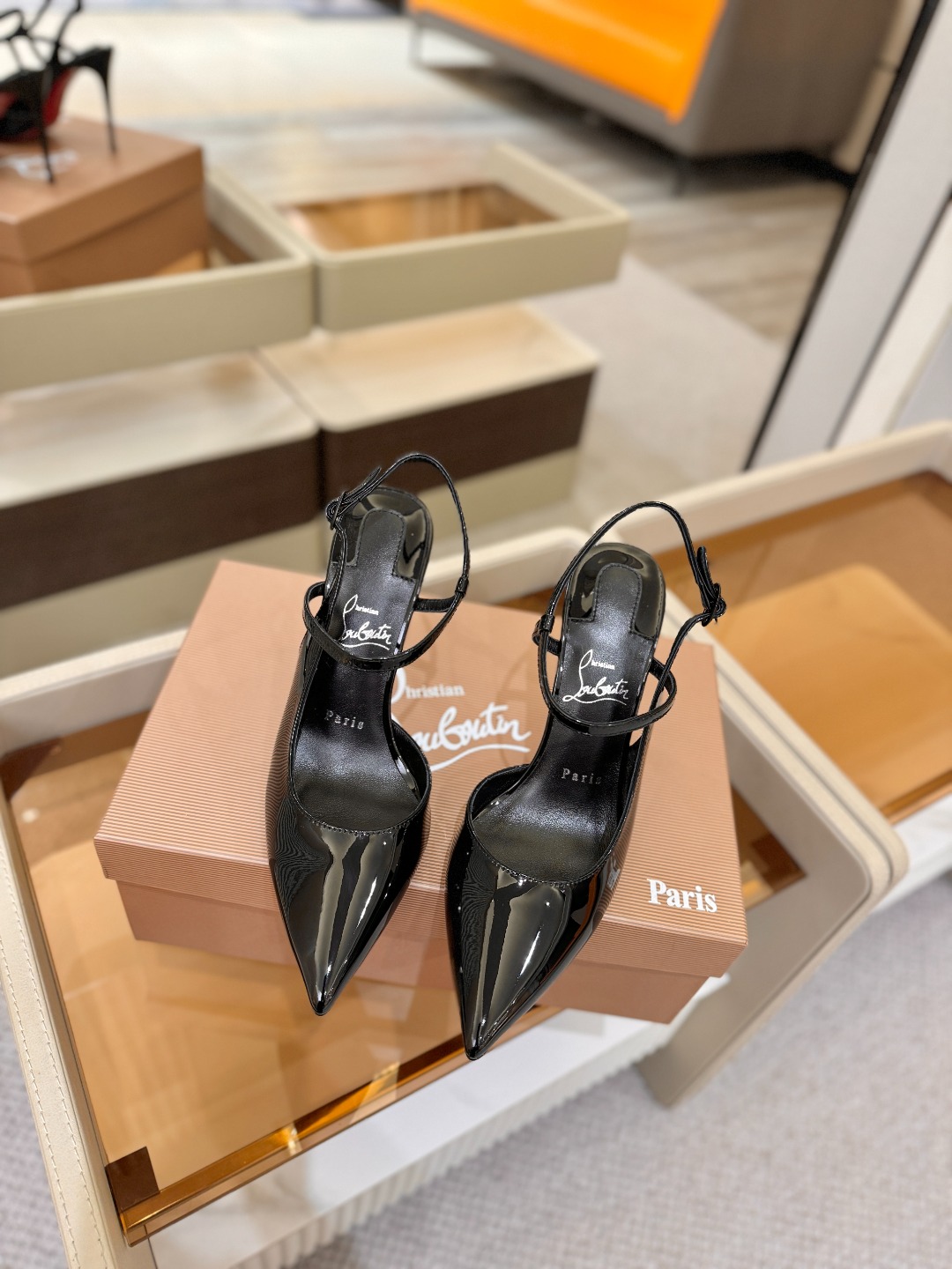 （经典款）质感立体穿出时尚芭莎的气质优质皮里更加柔软透气，无敌瘦腿，穿上立马拉升腿的长度～涵深刻，洞察犀