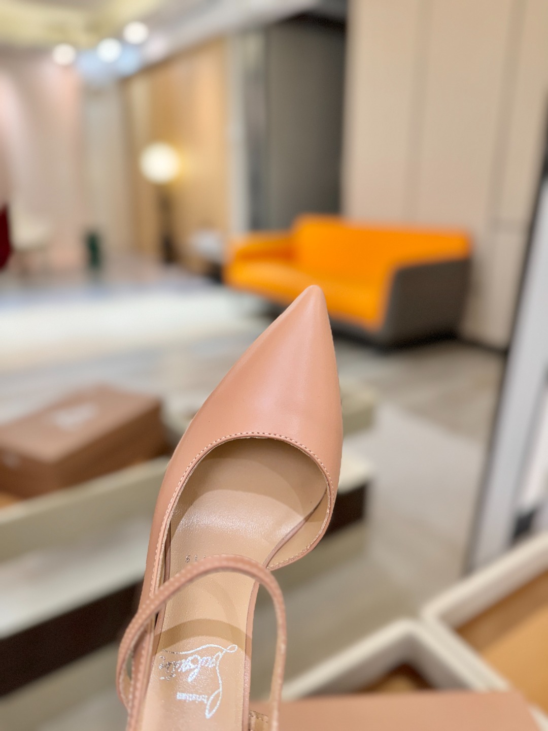 （经典款）质感立体穿出时尚芭莎的气质优质皮里更加柔软透气，无敌瘦腿，穿上立马拉升腿的长度～涵深刻，洞察犀