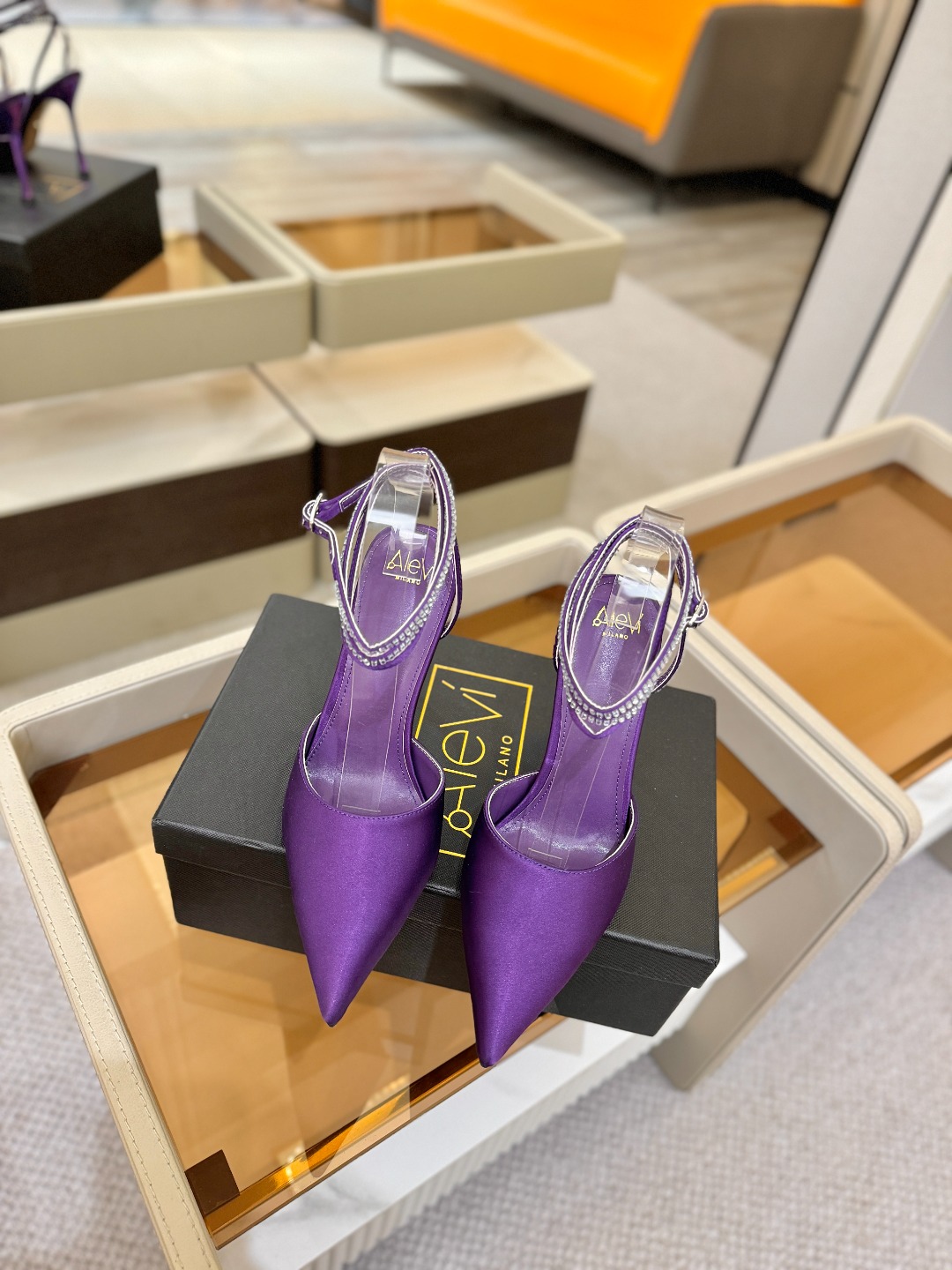 阿列维·姆拉诺 𝘼𝙡𝙚𝙫𝙞 𝙈𝙡𝙖𝙣𝙤Alevi Milano闪钻装饰高跟走秀凉鞋一个享有盛誉的奢侈鞋品