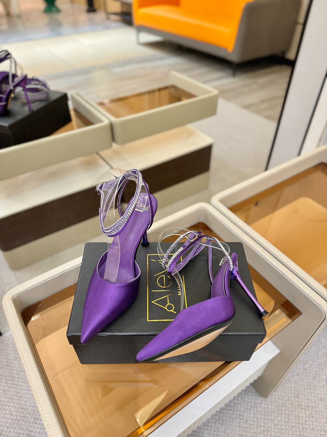 阿列维·姆拉诺 𝘼𝙡𝙚𝙫𝙞 𝙈𝙡𝙖𝙣𝙤Alevi Milano闪钻装饰高跟走秀凉鞋一个享有盛誉的奢侈鞋品