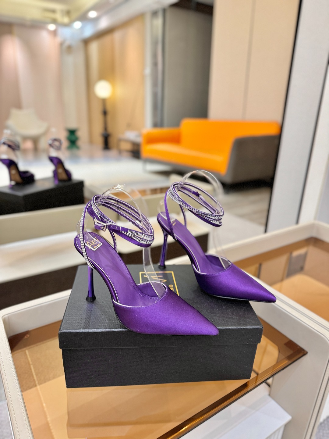 阿列维·姆拉诺 𝘼𝙡𝙚𝙫𝙞 𝙈𝙡𝙖𝙣𝙤Alevi Milano闪钻装饰高跟走秀凉鞋一个享有盛誉的奢侈鞋品