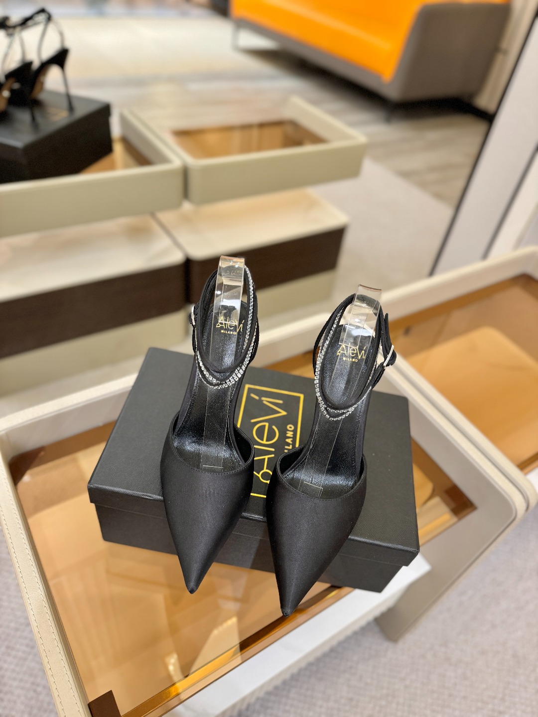阿列维·姆拉诺 𝘼𝙡𝙚𝙫𝙞 𝙈𝙡𝙖𝙣𝙤Alevi Milano闪钻装饰高跟走秀凉鞋一个享有盛誉的奢侈鞋品