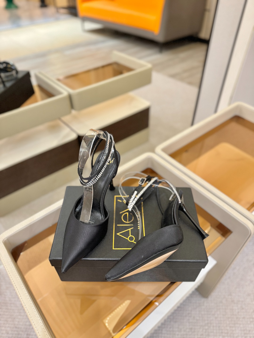 阿列维·姆拉诺 𝘼𝙡𝙚𝙫𝙞 𝙈𝙡𝙖𝙣𝙤Alevi Milano闪钻装饰高跟走秀凉鞋一个享有盛誉的奢侈鞋品