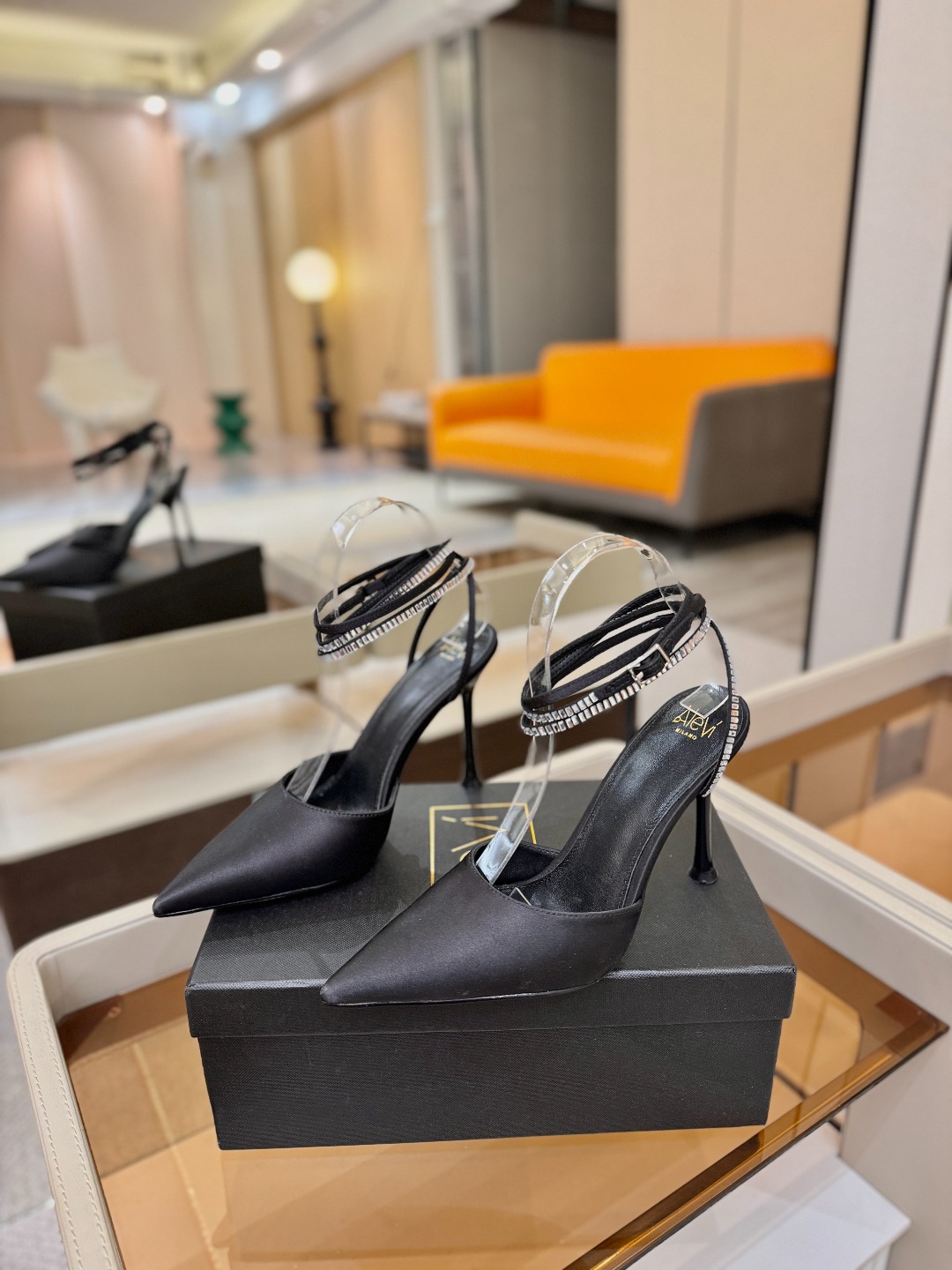 阿列维·姆拉诺 𝘼𝙡𝙚𝙫𝙞 𝙈𝙡𝙖𝙣𝙤Alevi Milano闪钻装饰高跟走秀凉鞋一个享有盛誉的奢侈鞋品