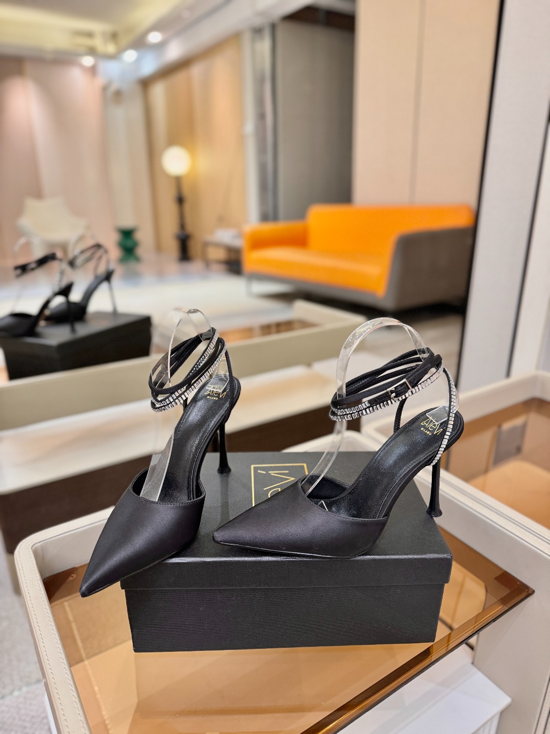 阿列维·姆拉诺 𝘼𝙡𝙚𝙫𝙞 𝙈𝙡𝙖𝙣𝙤Alevi Milano闪钻装饰高跟走秀凉鞋一个享有盛誉的奢侈鞋品