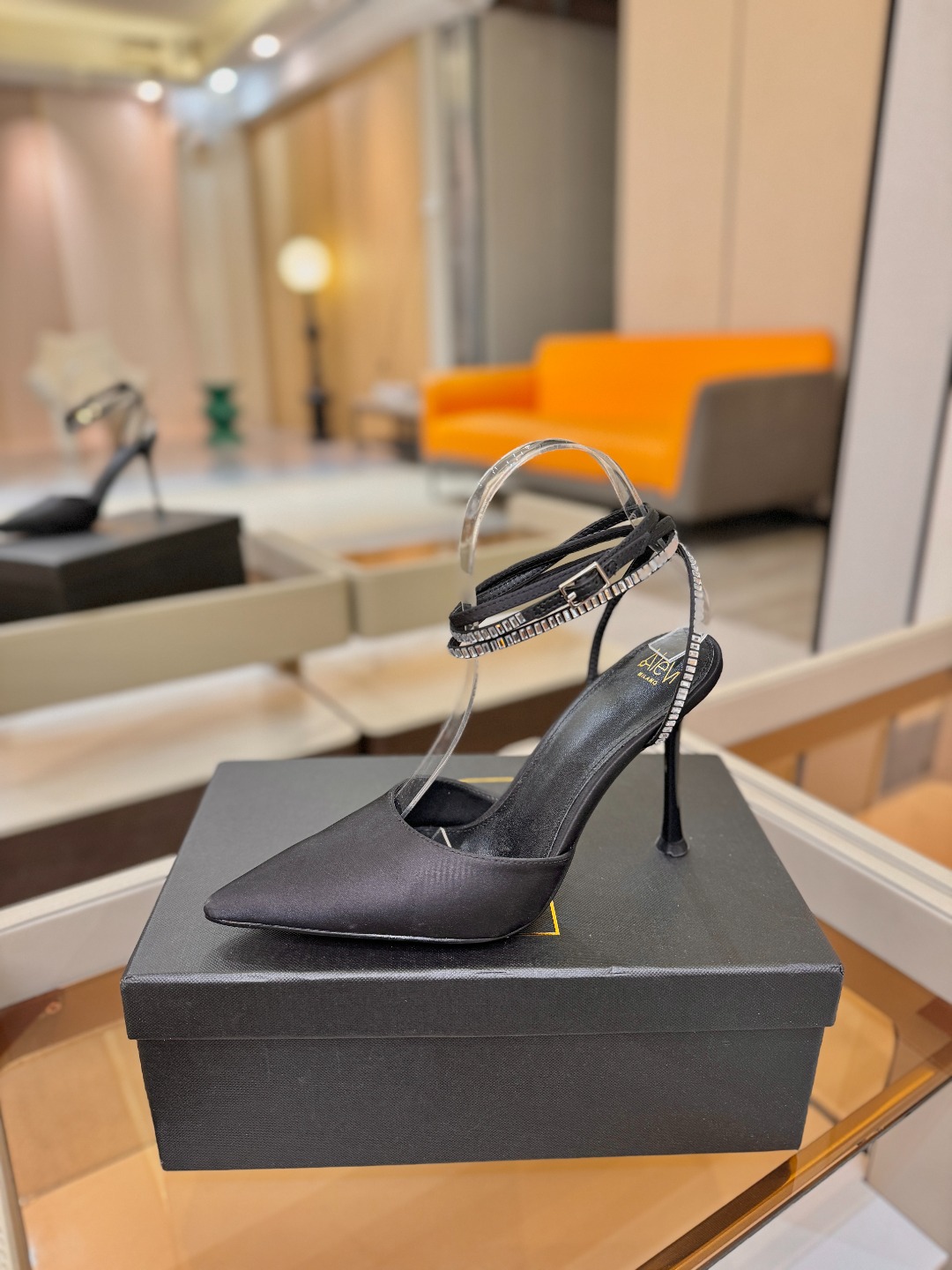 阿列维·姆拉诺 𝘼𝙡𝙚𝙫𝙞 𝙈𝙡𝙖𝙣𝙤Alevi Milano闪钻装饰高跟走秀凉鞋一个享有盛誉的奢侈鞋品