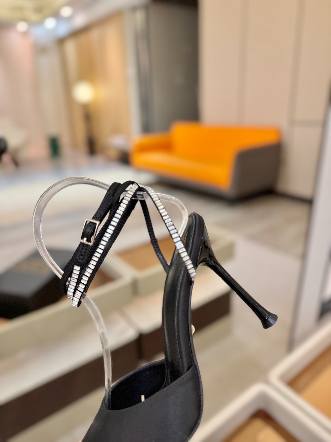 阿列维·姆拉诺 𝘼𝙡𝙚𝙫𝙞 𝙈𝙡𝙖𝙣𝙤Alevi Milano闪钻装饰高跟走秀凉鞋一个享有盛誉的奢侈鞋品