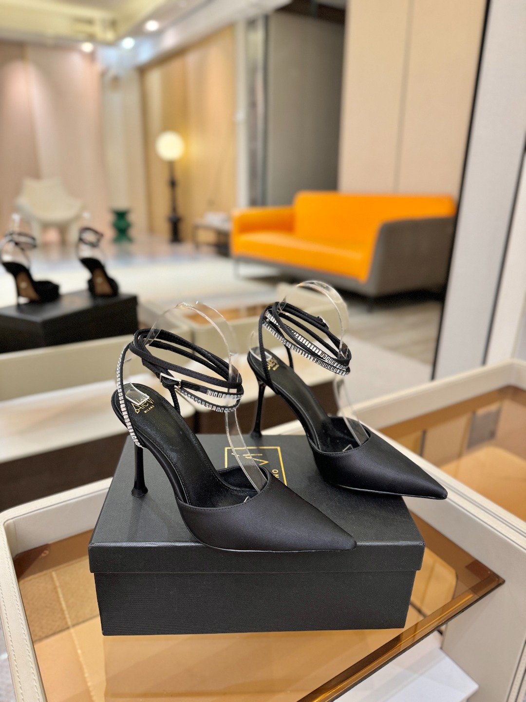 阿列维·姆拉诺 𝘼𝙡𝙚𝙫𝙞 𝙈𝙡𝙖𝙣𝙤Alevi Milano闪钻装饰高跟走秀凉鞋一个享有盛誉的奢侈鞋品