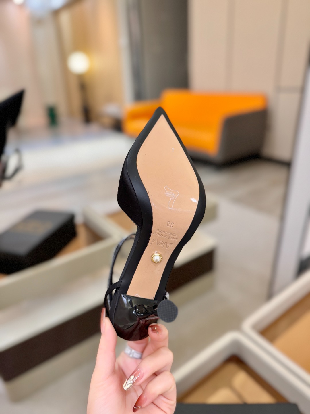 阿列维·姆拉诺 𝘼𝙡𝙚𝙫𝙞 𝙈𝙡𝙖𝙣𝙤Alevi Milano闪钻装饰高跟走秀凉鞋一个享有盛誉的奢侈鞋品