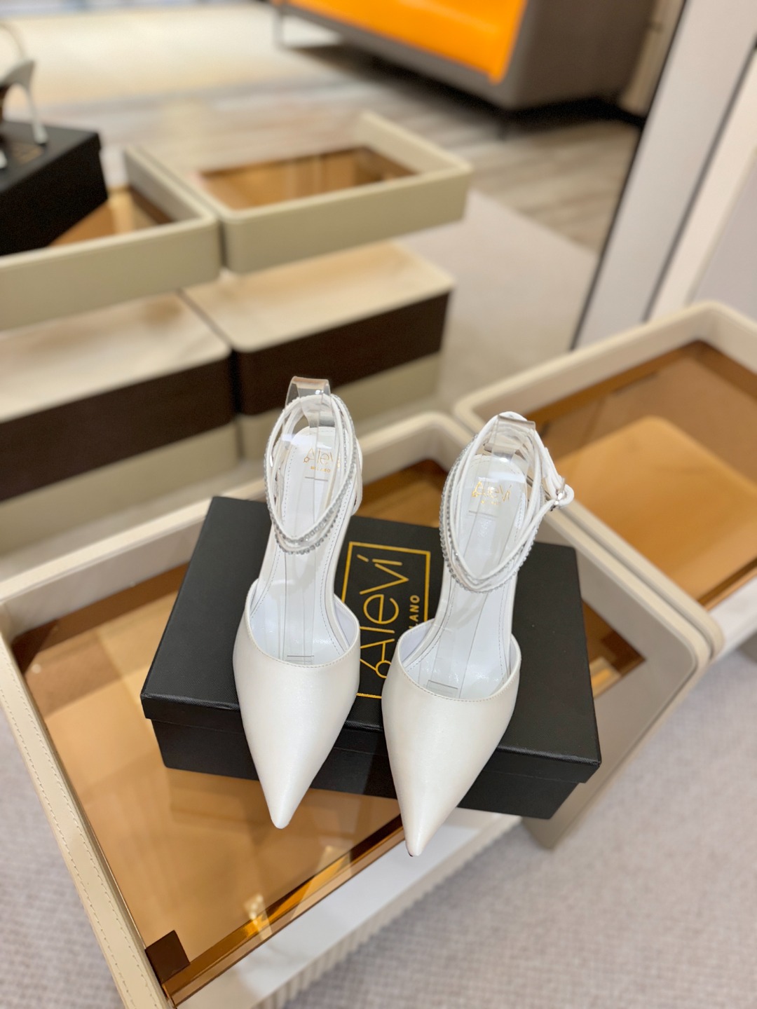 阿列维·姆拉诺 𝘼𝙡𝙚𝙫𝙞 𝙈𝙡𝙖𝙣𝙤Alevi Milano闪钻装饰高跟走秀凉鞋一个享有盛誉的奢侈鞋品