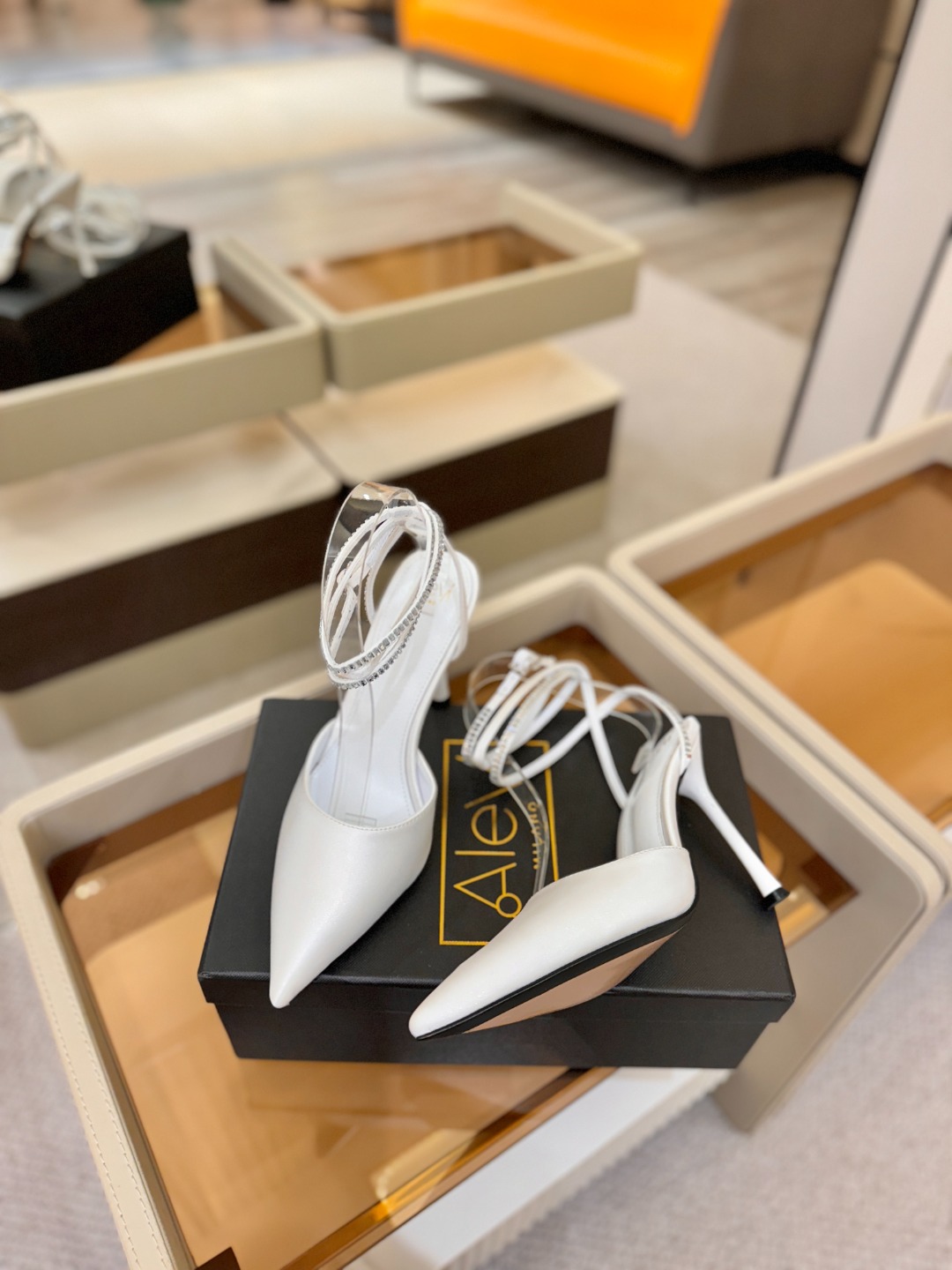 阿列维·姆拉诺 𝘼𝙡𝙚𝙫𝙞 𝙈𝙡𝙖𝙣𝙤Alevi Milano闪钻装饰高跟走秀凉鞋一个享有盛誉的奢侈鞋品