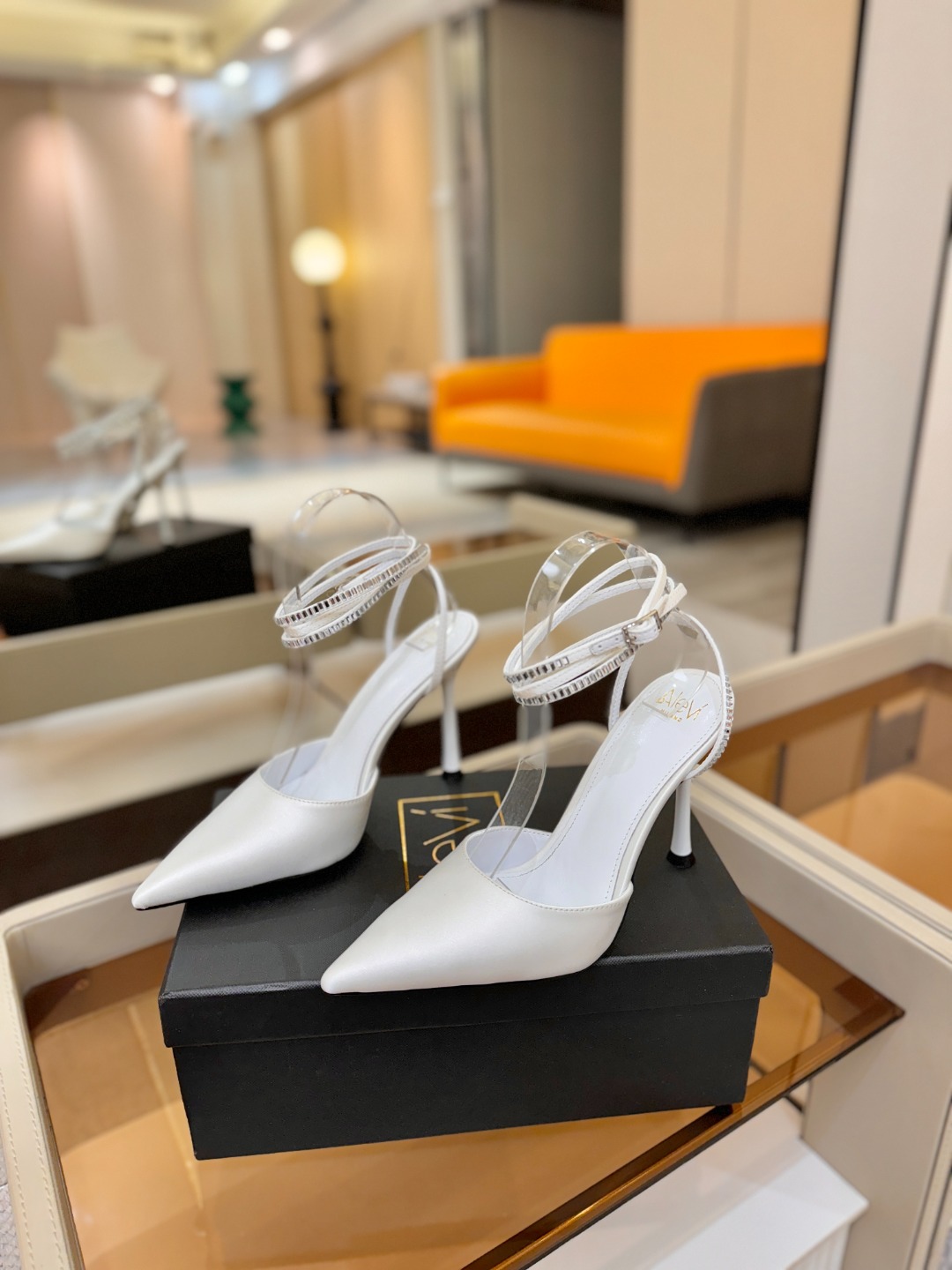 阿列维·姆拉诺 𝘼𝙡𝙚𝙫𝙞 𝙈𝙡𝙖𝙣𝙤Alevi Milano闪钻装饰高跟走秀凉鞋一个享有盛誉的奢侈鞋品