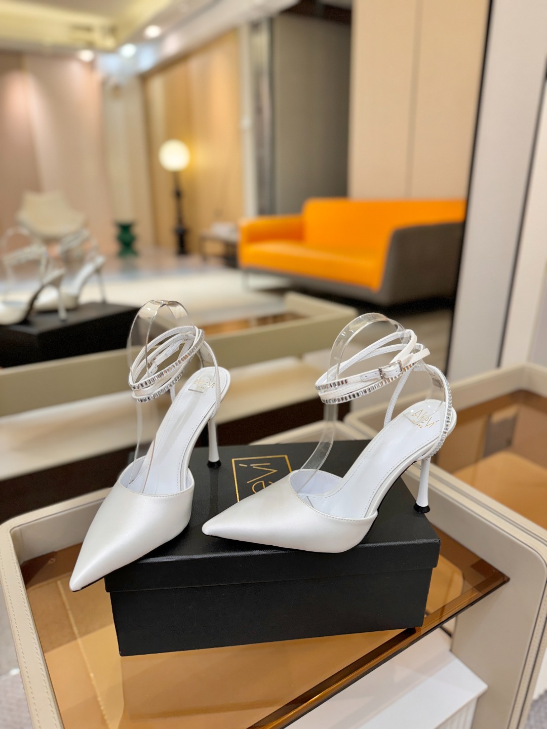 阿列维·姆拉诺 𝘼𝙡𝙚𝙫𝙞 𝙈𝙡𝙖𝙣𝙤Alevi Milano闪钻装饰高跟走秀凉鞋一个享有盛誉的奢侈鞋品