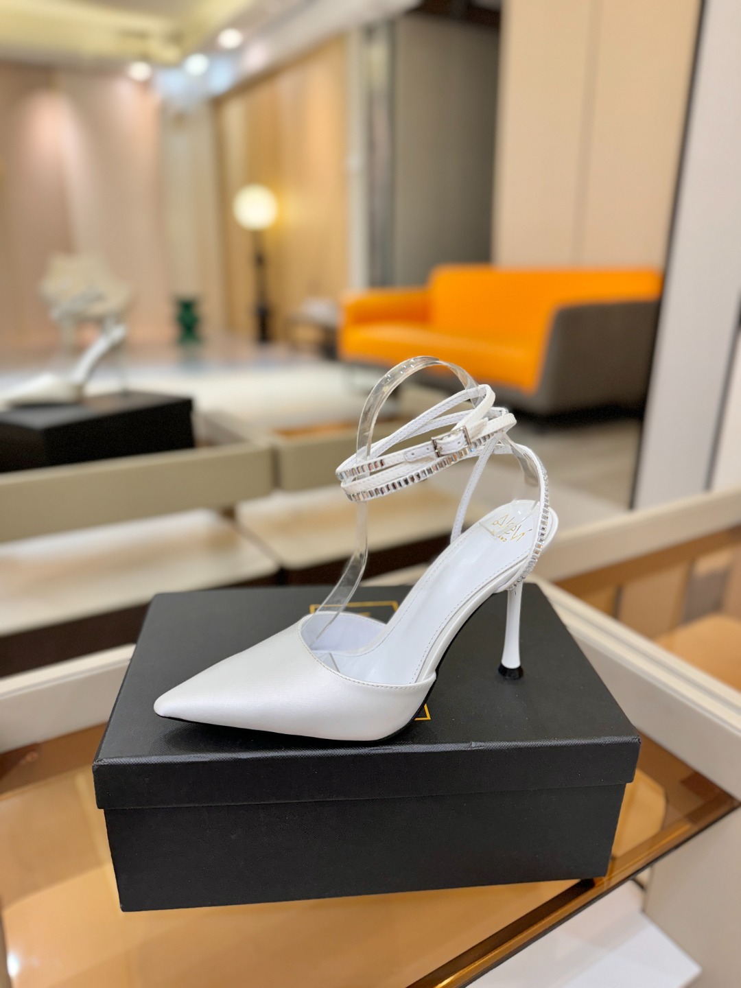 阿列维·姆拉诺 𝘼𝙡𝙚𝙫𝙞 𝙈𝙡𝙖𝙣𝙤Alevi Milano闪钻装饰高跟走秀凉鞋一个享有盛誉的奢侈鞋品