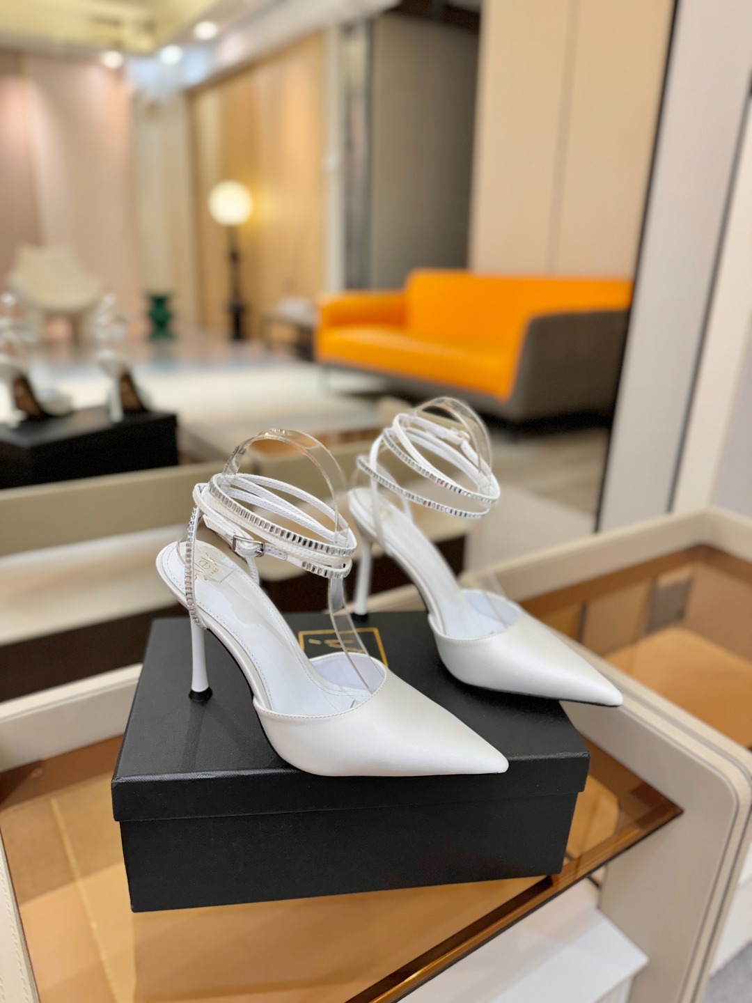阿列维·姆拉诺 𝘼𝙡𝙚𝙫𝙞 𝙈𝙡𝙖𝙣𝙤Alevi Milano闪钻装饰高跟走秀凉鞋一个享有盛誉的奢侈鞋品