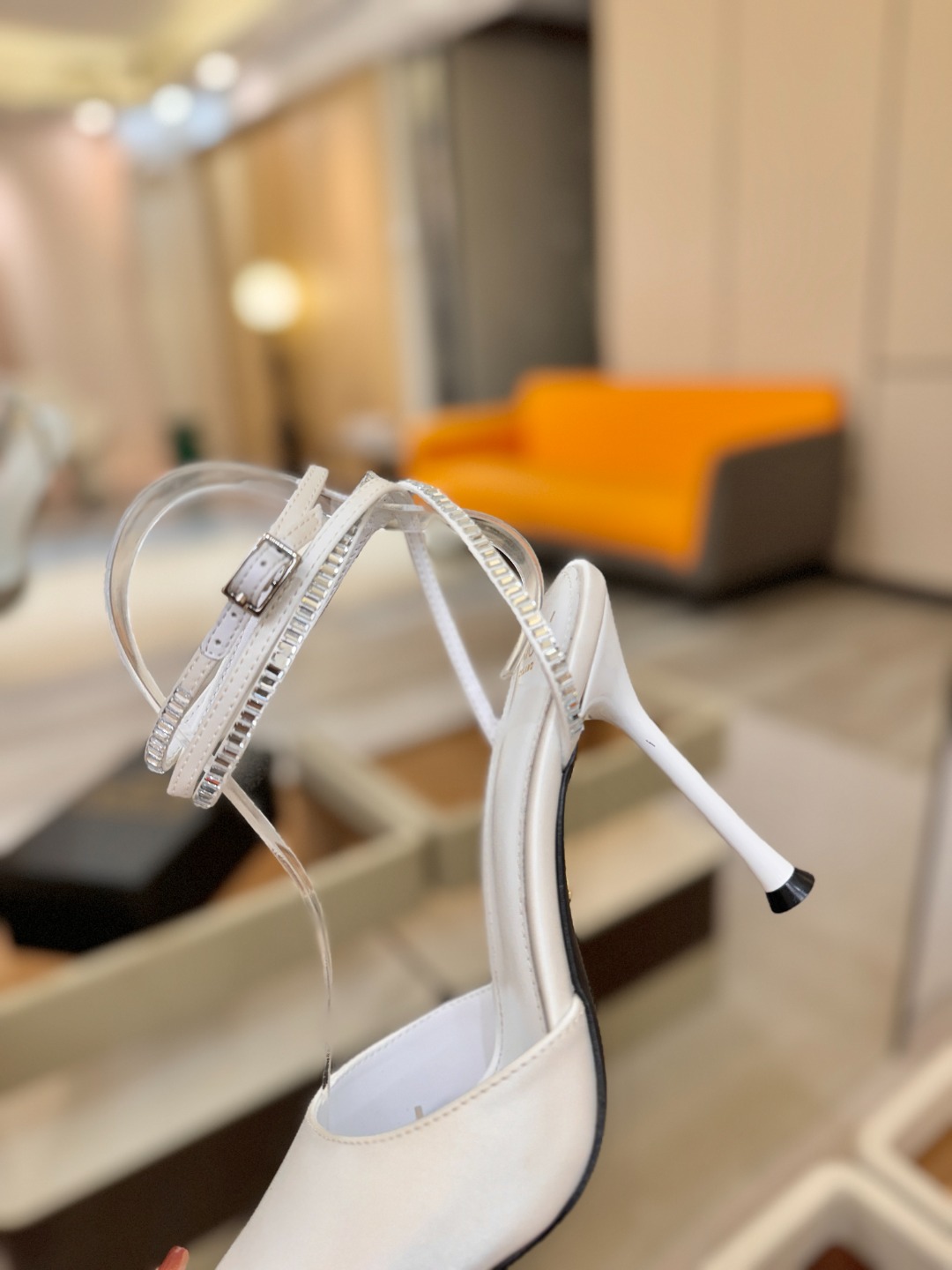 阿列维·姆拉诺 𝘼𝙡𝙚𝙫𝙞 𝙈𝙡𝙖𝙣𝙤Alevi Milano闪钻装饰高跟走秀凉鞋一个享有盛誉的奢侈鞋品