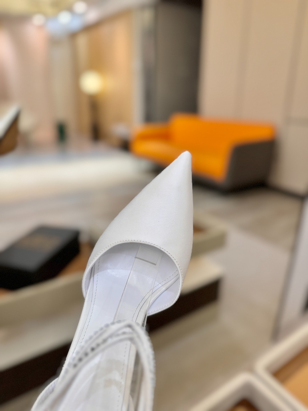 阿列维·姆拉诺 𝘼𝙡𝙚𝙫𝙞 𝙈𝙡𝙖𝙣𝙤Alevi Milano闪钻装饰高跟走秀凉鞋一个享有盛誉的奢侈鞋品