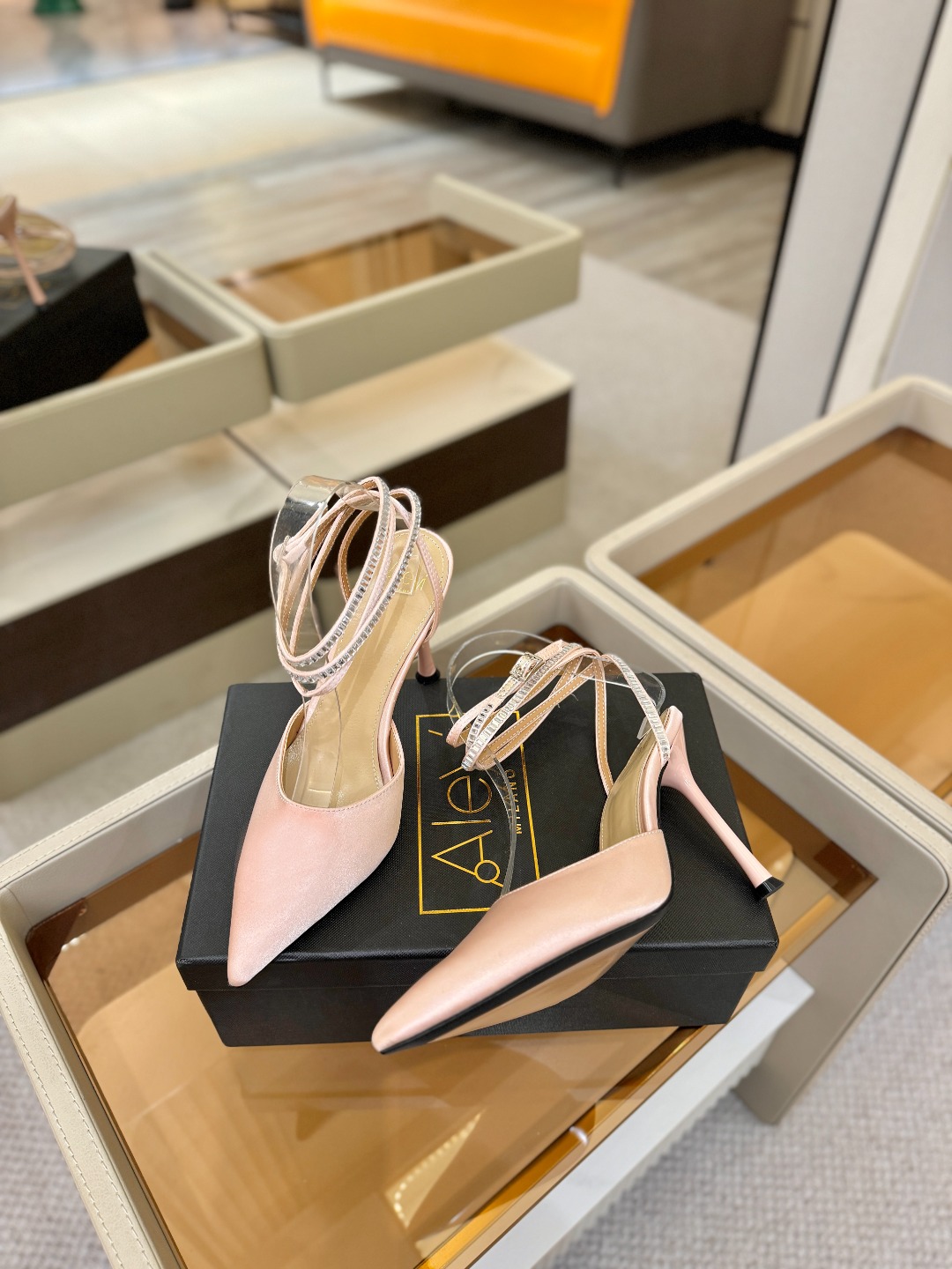 阿列维·姆拉诺 𝘼𝙡𝙚𝙫𝙞 𝙈𝙡𝙖𝙣𝙤Alevi Milano闪钻装饰高跟走秀凉鞋一个享有盛誉的奢侈鞋品