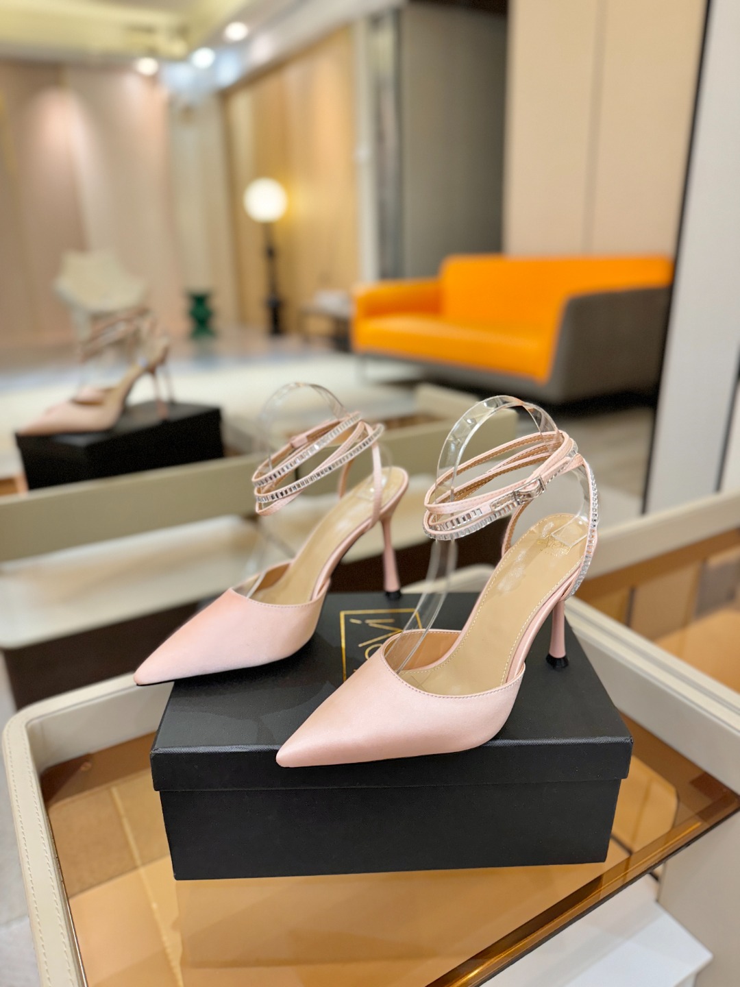 阿列维·姆拉诺 𝘼𝙡𝙚𝙫𝙞 𝙈𝙡𝙖𝙣𝙤Alevi Milano闪钻装饰高跟走秀凉鞋一个享有盛誉的奢侈鞋品