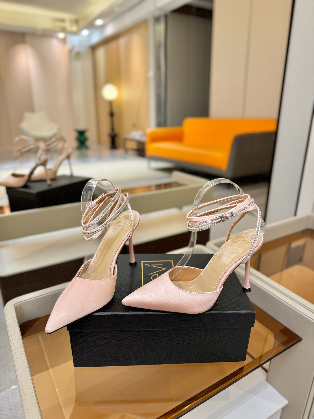 阿列维·姆拉诺 𝘼𝙡𝙚𝙫𝙞 𝙈𝙡𝙖𝙣𝙤Alevi Milano闪钻装饰高跟走秀凉鞋一个享有盛誉的奢侈鞋品