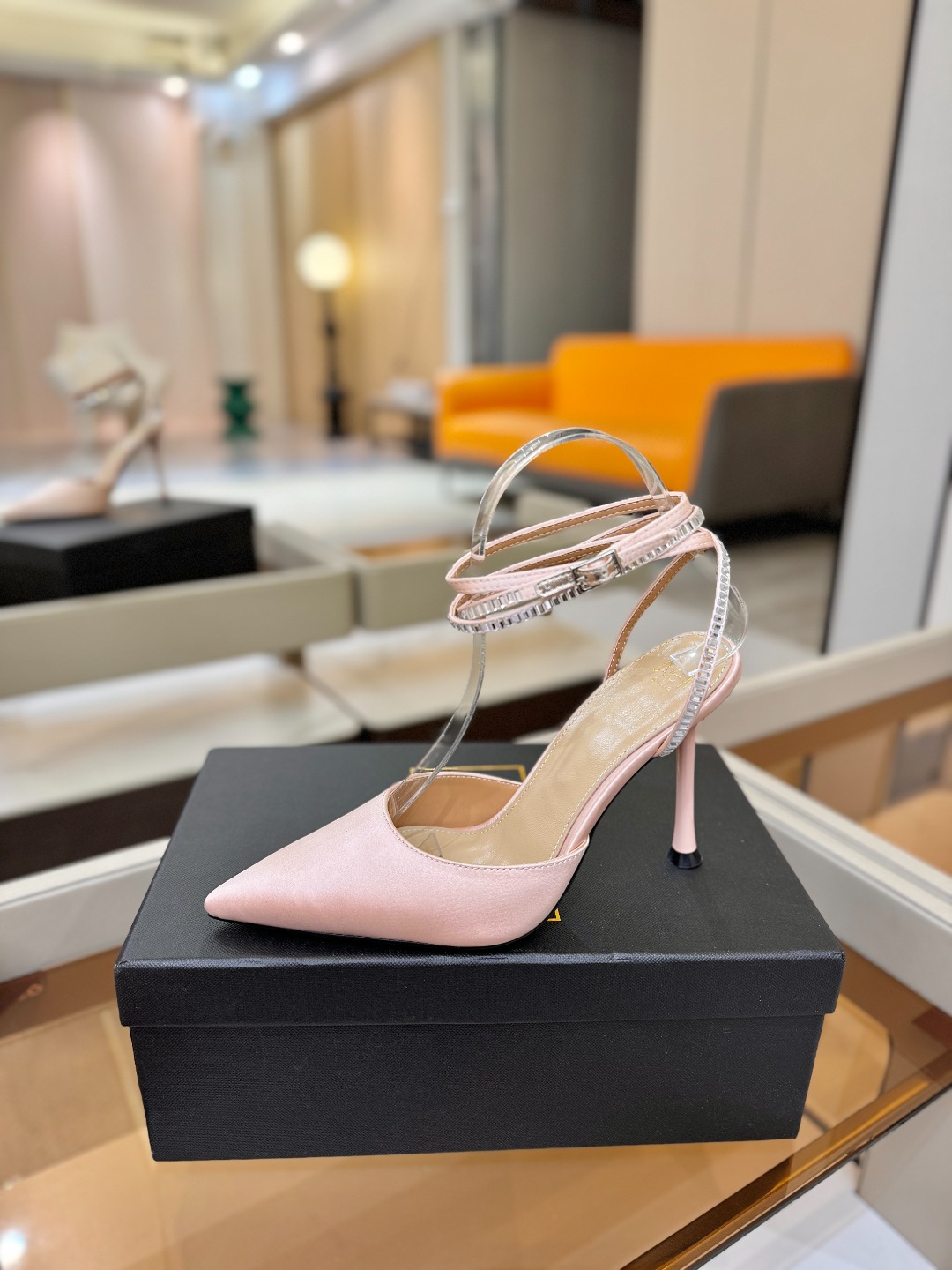 阿列维·姆拉诺 𝘼𝙡𝙚𝙫𝙞 𝙈𝙡𝙖𝙣𝙤Alevi Milano闪钻装饰高跟走秀凉鞋一个享有盛誉的奢侈鞋品