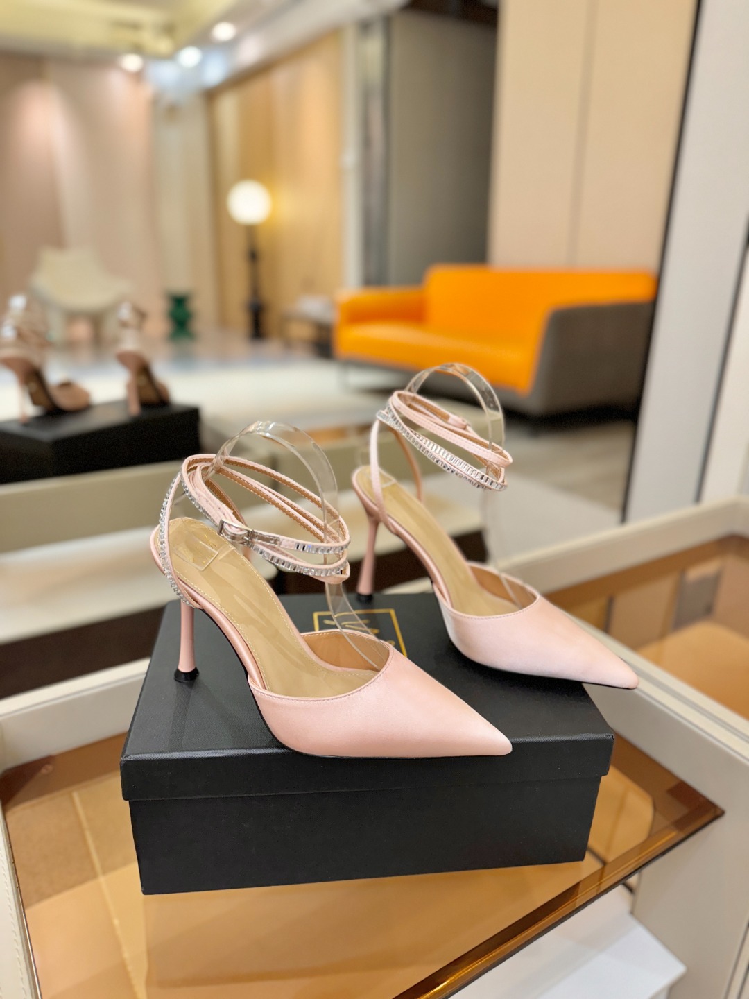 阿列维·姆拉诺 𝘼𝙡𝙚𝙫𝙞 𝙈𝙡𝙖𝙣𝙤Alevi Milano闪钻装饰高跟走秀凉鞋一个享有盛誉的奢侈鞋品