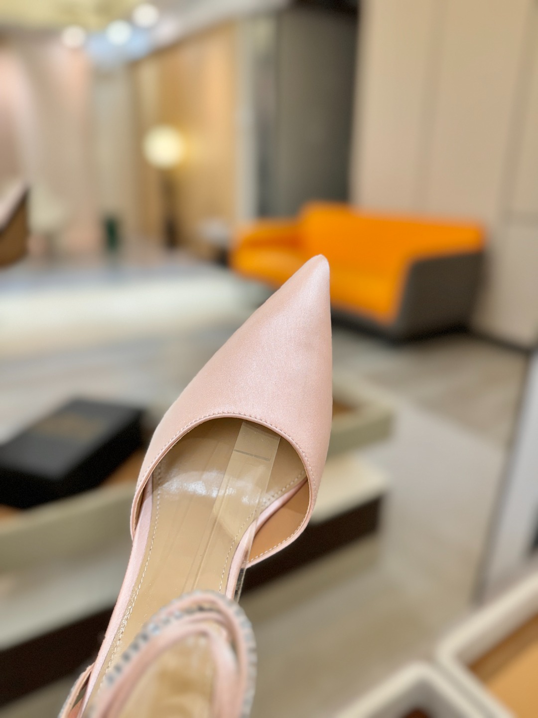 阿列维·姆拉诺 𝘼𝙡𝙚𝙫𝙞 𝙈𝙡𝙖𝙣𝙤Alevi Milano闪钻装饰高跟走秀凉鞋一个享有盛誉的奢侈鞋品