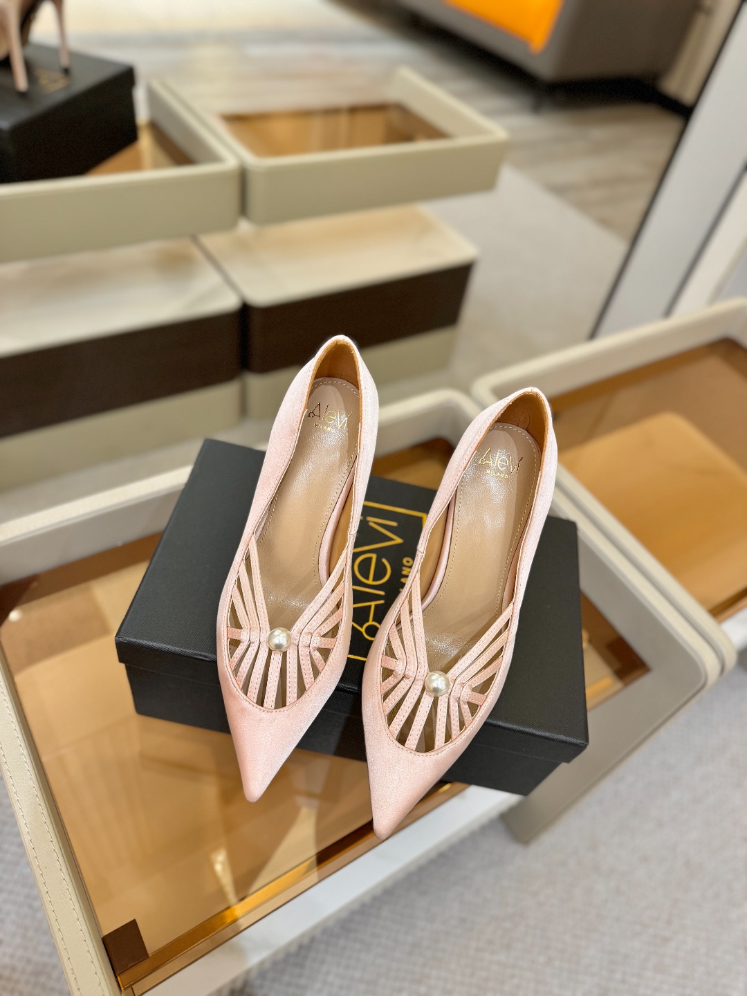 阿列维·姆拉诺 𝘼𝙡𝙚𝙫𝙞 𝙈𝙡𝙖𝙣𝙤Alevi Milano闪钻装饰高跟走秀单鞋一个享有盛誉的奢侈鞋品