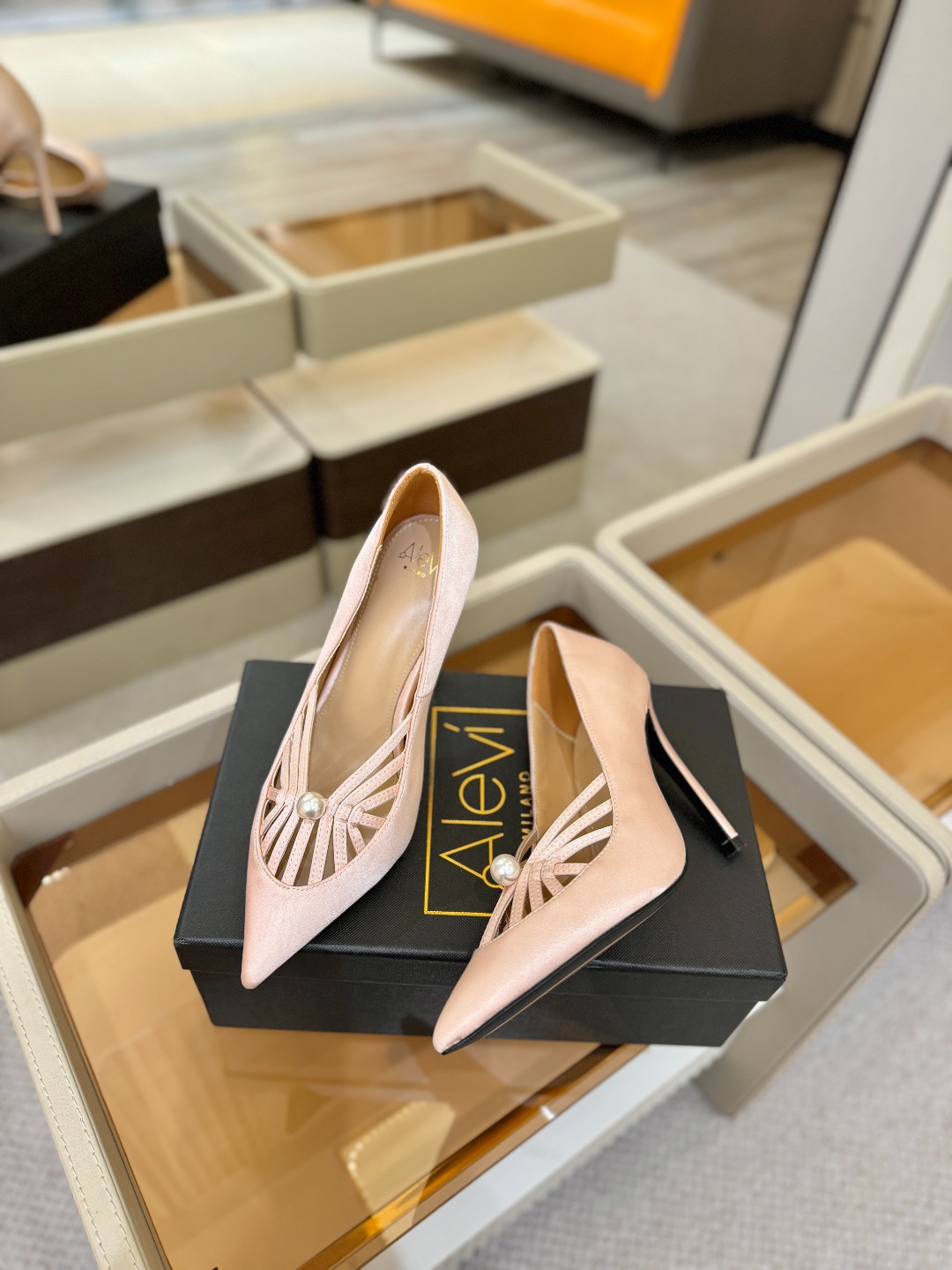 阿列维·姆拉诺 𝘼𝙡𝙚𝙫𝙞 𝙈𝙡𝙖𝙣𝙤Alevi Milano闪钻装饰高跟走秀单鞋一个享有盛誉的奢侈鞋品
