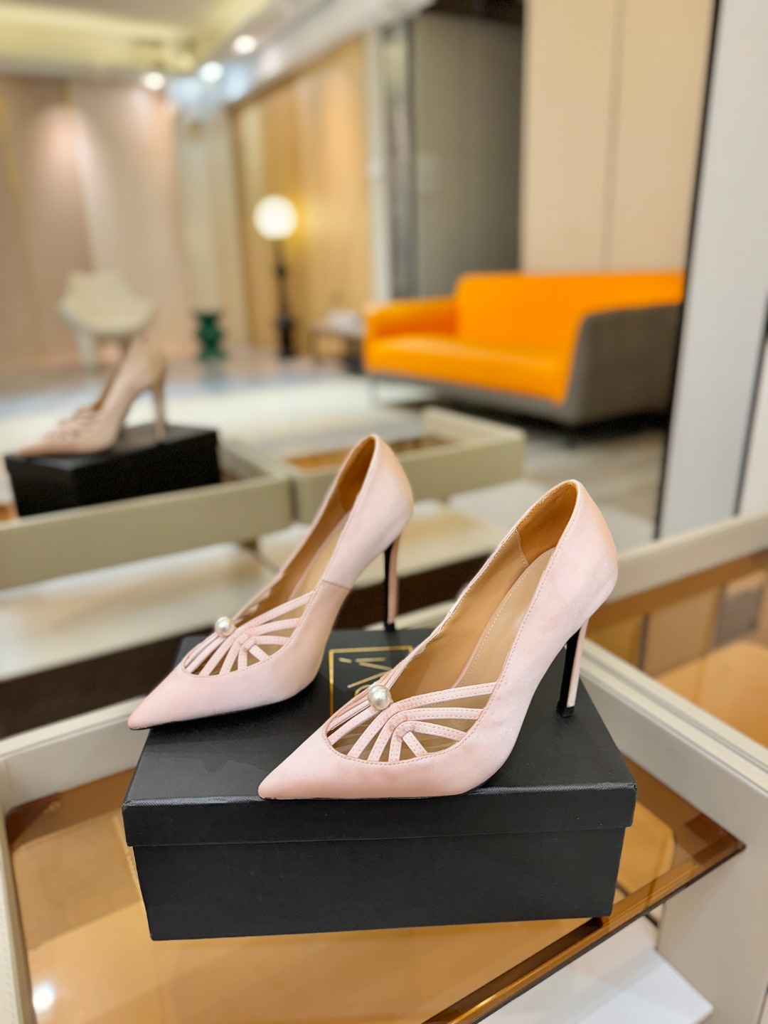 阿列维·姆拉诺 𝘼𝙡𝙚𝙫𝙞 𝙈𝙡𝙖𝙣𝙤Alevi Milano闪钻装饰高跟走秀单鞋一个享有盛誉的奢侈鞋品