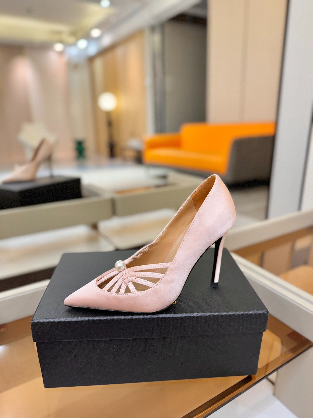 阿列维·姆拉诺 𝘼𝙡𝙚𝙫𝙞 𝙈𝙡𝙖𝙣𝙤Alevi Milano闪钻装饰高跟走秀单鞋一个享有盛誉的奢侈鞋品