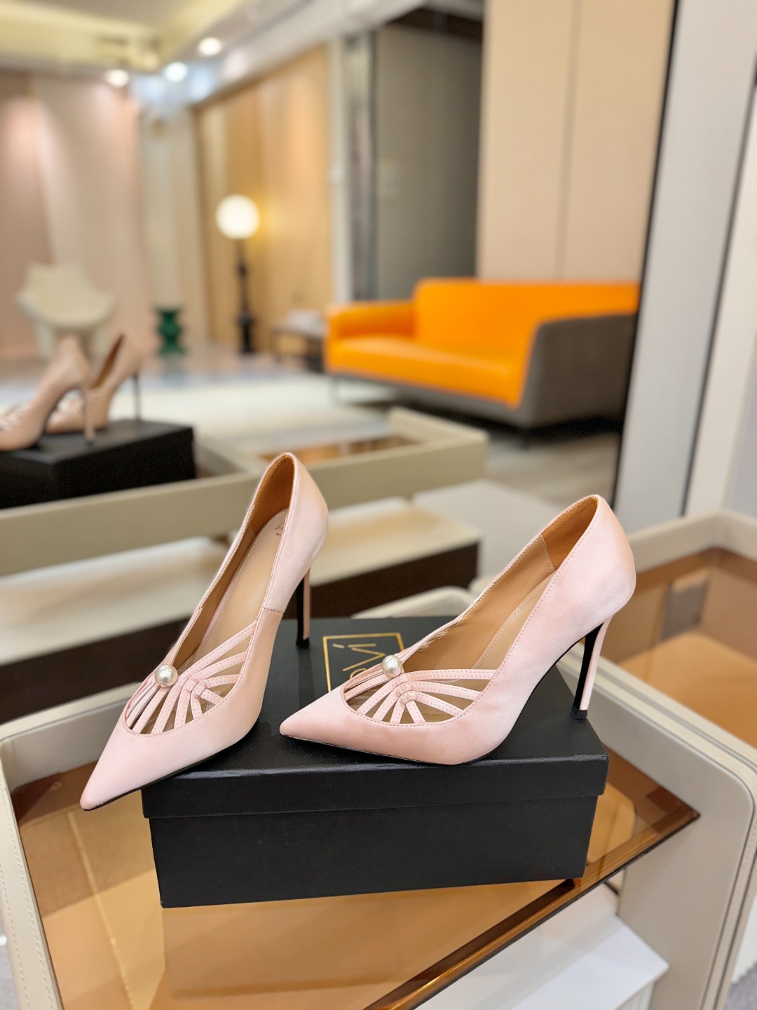 阿列维·姆拉诺 𝘼𝙡𝙚𝙫𝙞 𝙈𝙡𝙖𝙣𝙤Alevi Milano闪钻装饰高跟走秀单鞋一个享有盛誉的奢侈鞋品