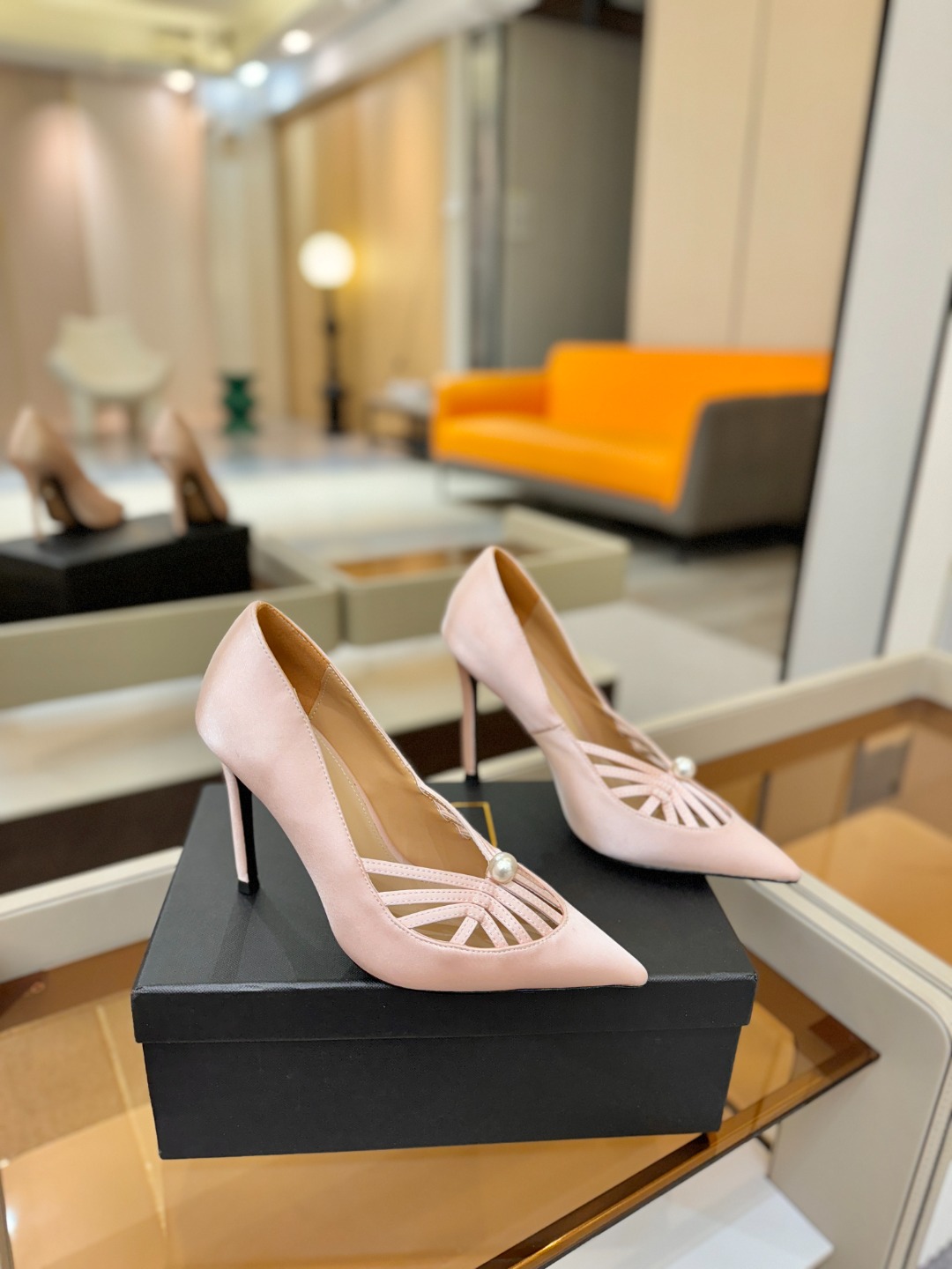 阿列维·姆拉诺 𝘼𝙡𝙚𝙫𝙞 𝙈𝙡𝙖𝙣𝙤Alevi Milano闪钻装饰高跟走秀单鞋一个享有盛誉的奢侈鞋品